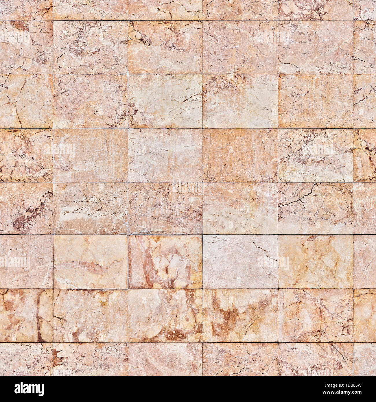 Un fragment des murs de la chambre sont recouverts de carreaux de céramique qui imitent la pierre naturelle. Banque D'Images
