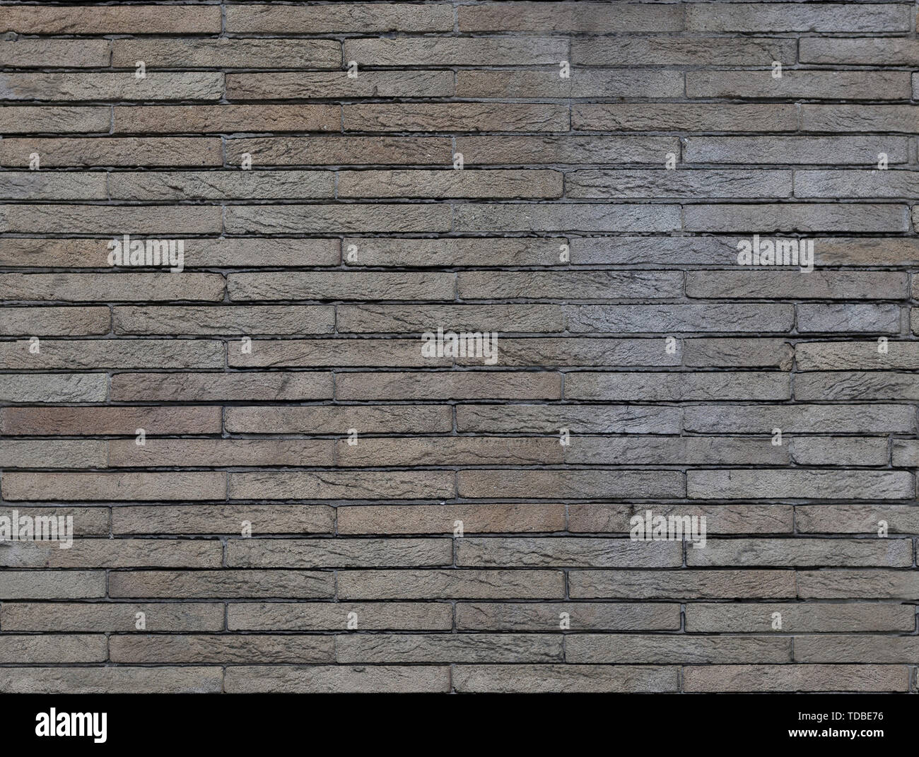 Un fragment des murs de la chambre sont recouverts de carreaux de céramique qui imitent la pierre naturelle. Banque D'Images