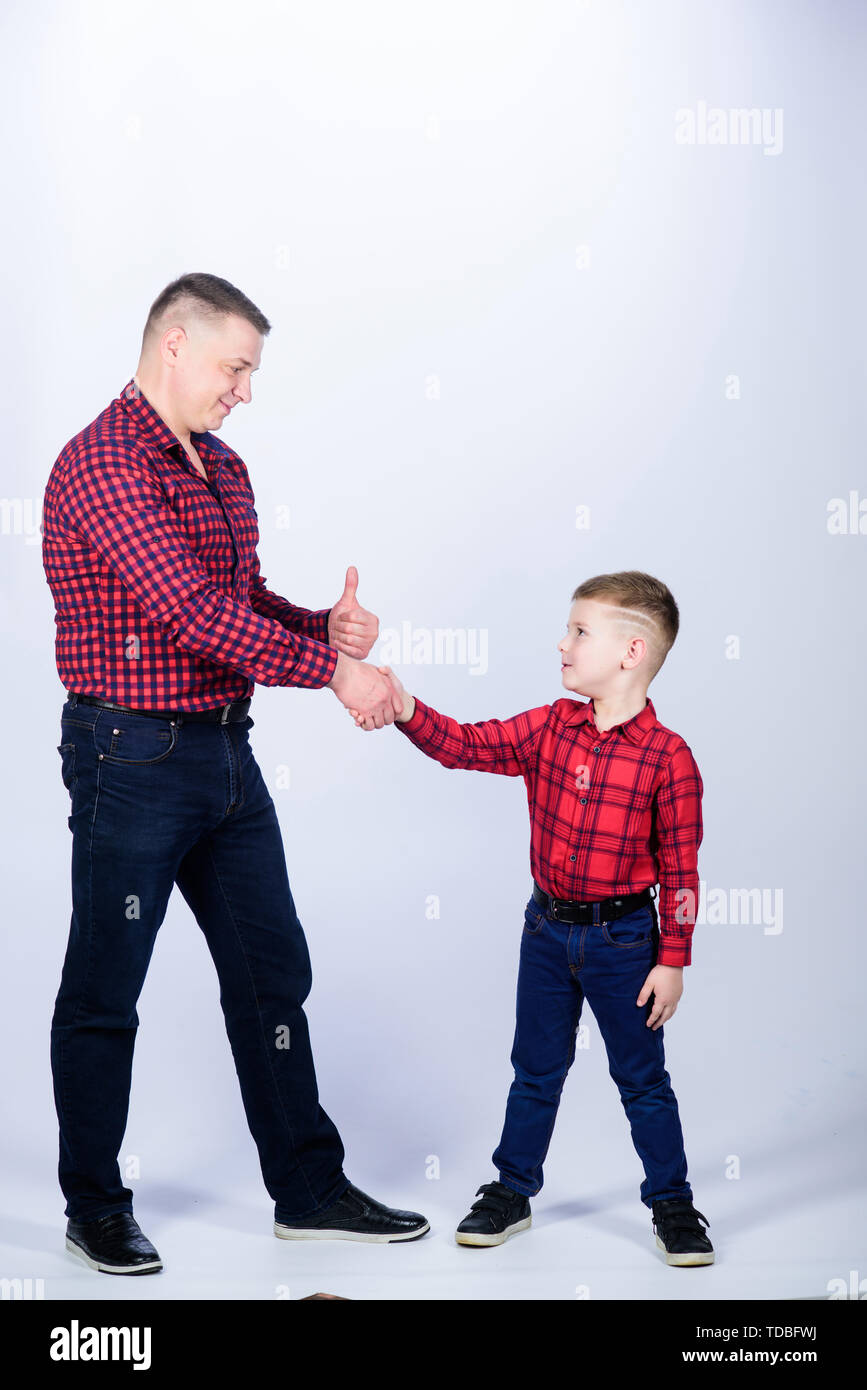 Petit Pere Fils red shirts famille regarde tenue. Meilleurs amis pour toujours. Le bonheur d etre pere de garcon. Papa et adorable Enfant. Parenthood concept. Fath Photo Stock Alamy