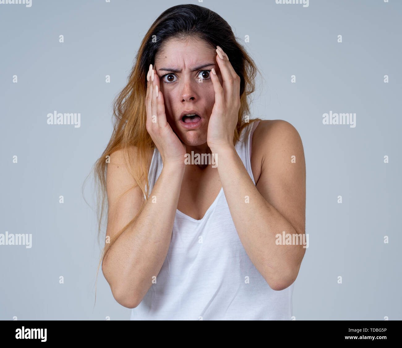 Jeune femme peur et choqué de faire peur, d'anxiété de gestes. À terrifiée et désespérée. Les gens et les émotions humaines et la violence et agr Banque D'Images