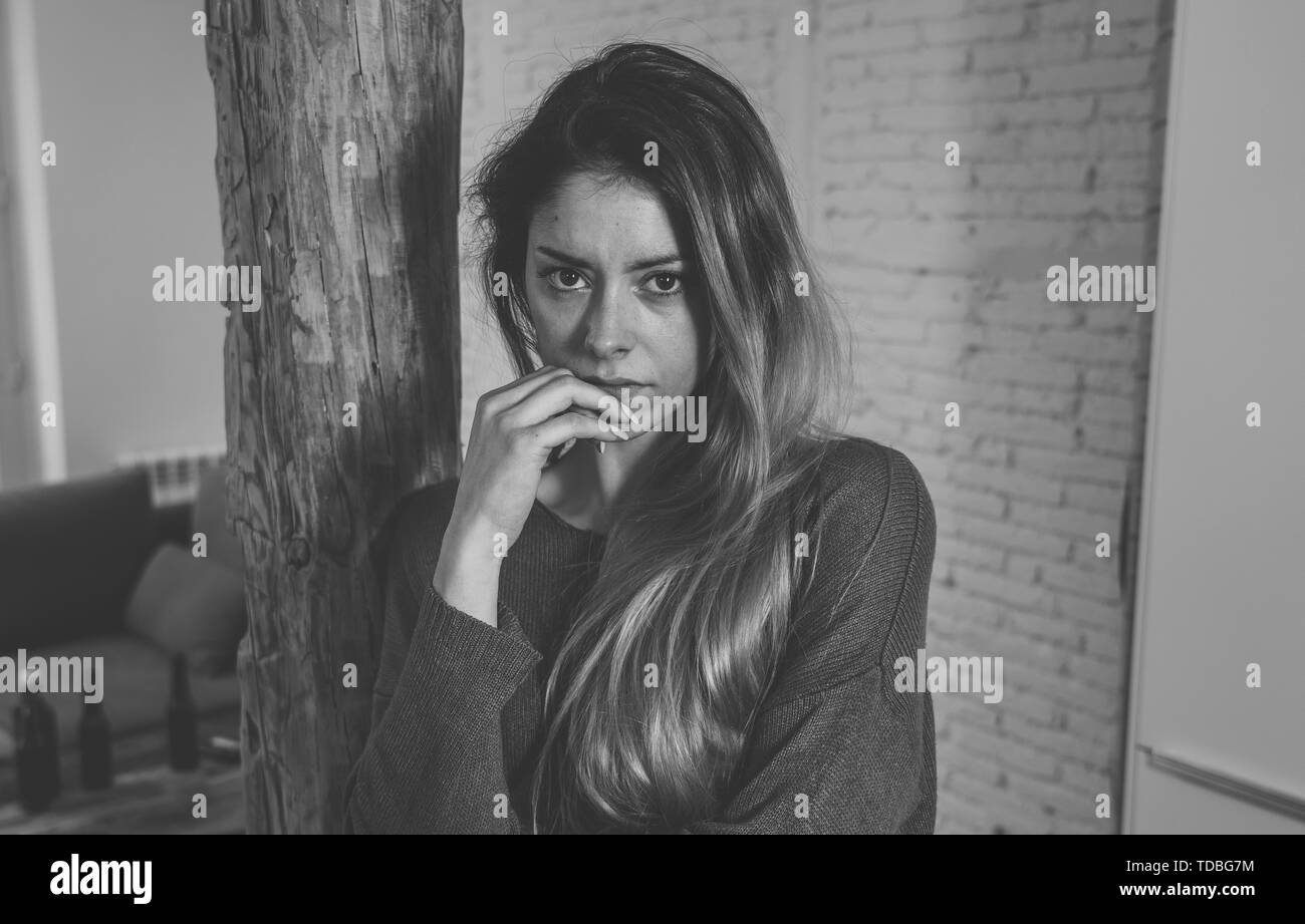 Questions sociales La violence au concept. Femme victime de violence intime conjoint et l'agression physique désespoir et peur de pleurer en détresse Banque D'Images