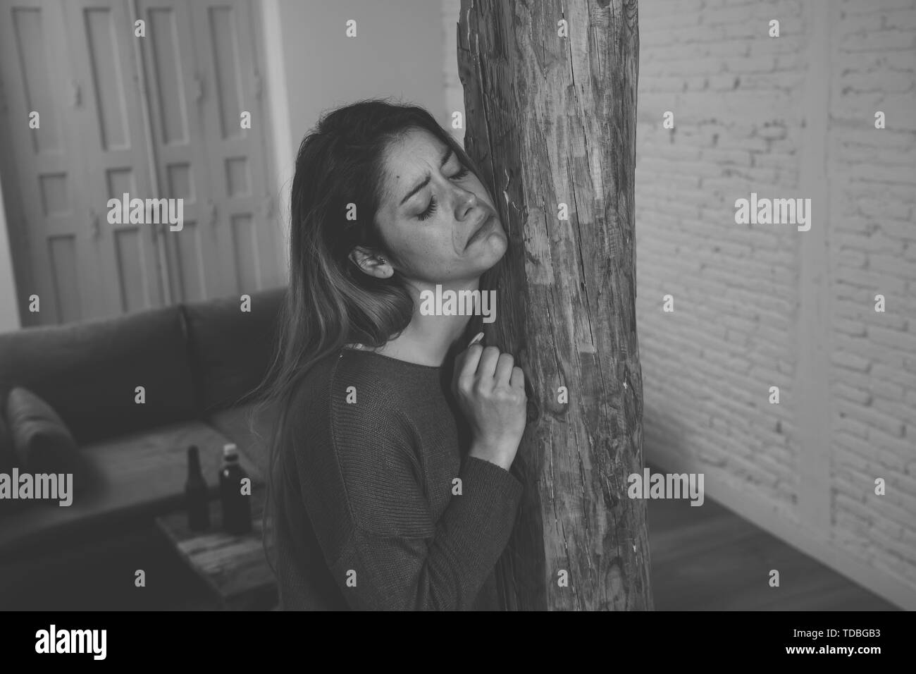 Questions sociales La violence au concept. Femme victime de violence intime conjoint et l'agression physique désespoir et peur de pleurer en détresse Banque D'Images