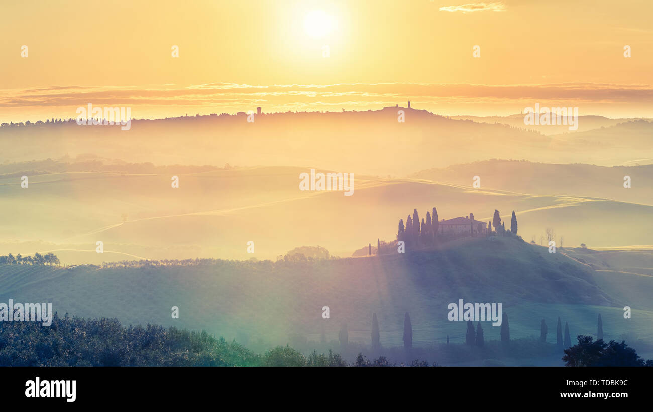 Paysage de la Toscane au printemps lever brumeux Banque D'Images