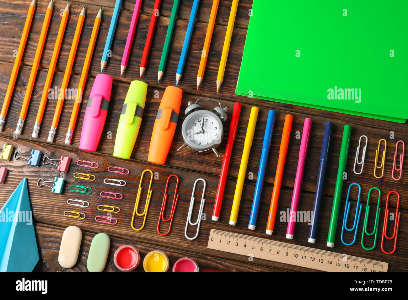 Télévision jeter la composition avec les fournitures scolaires sur fond de bois Banque D'Images
