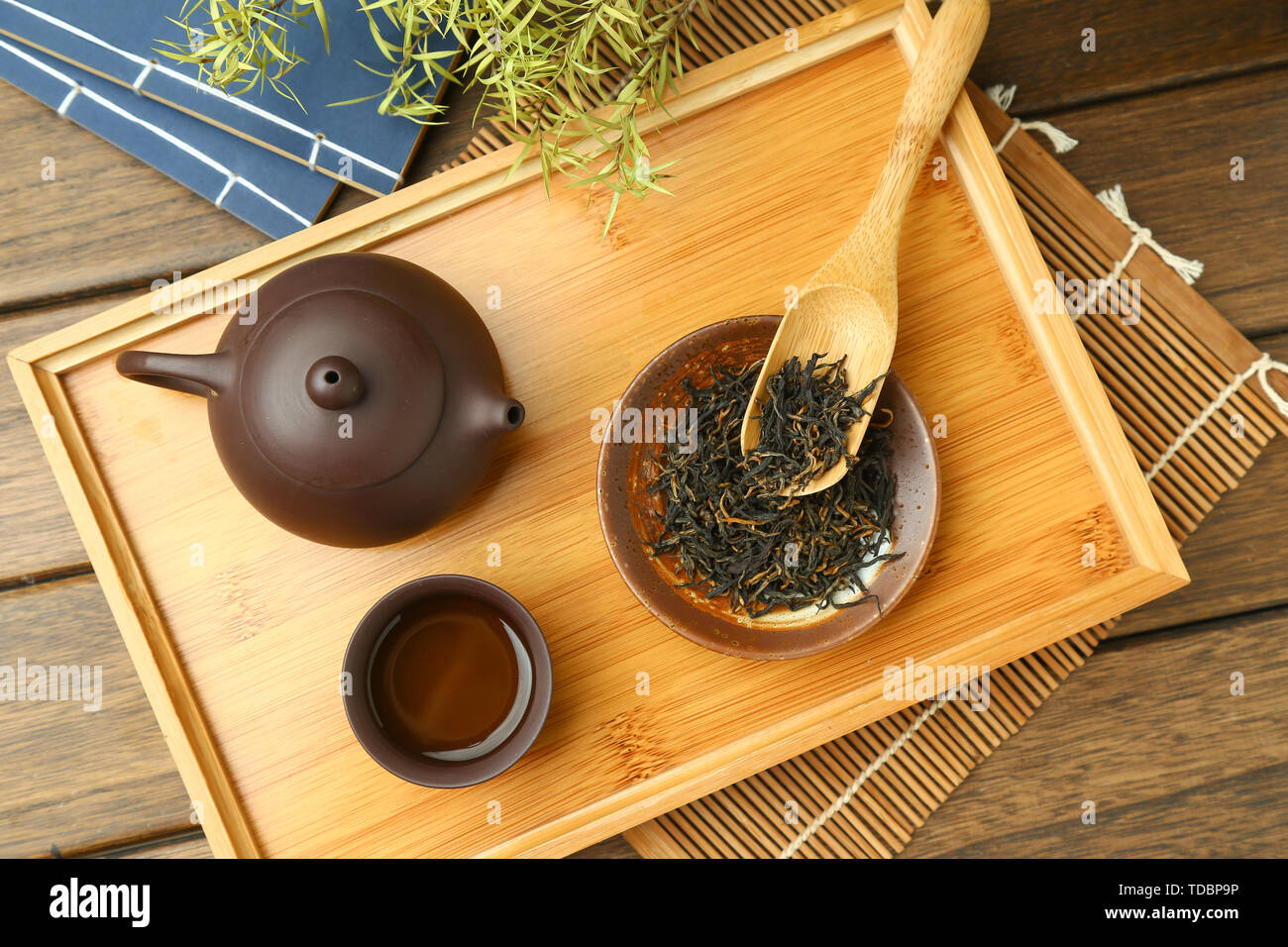 Service à thé chinois, thé, Théière et tasses sur plaque de bambou Banque D'Images