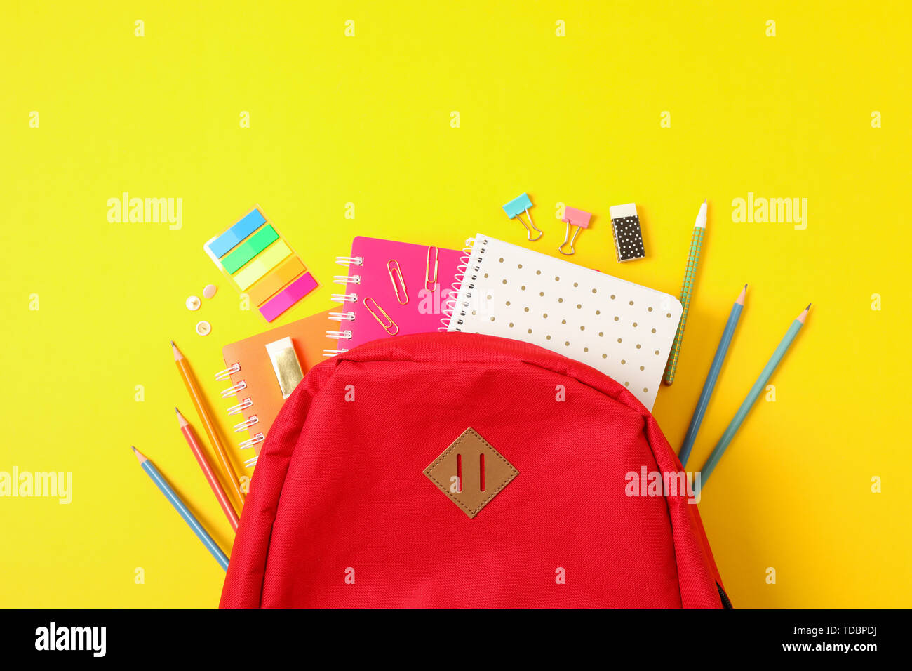 Télévision jeter la composition avec sac à dos et des fournitures scolaires sur un fond de couleur Banque D'Images
