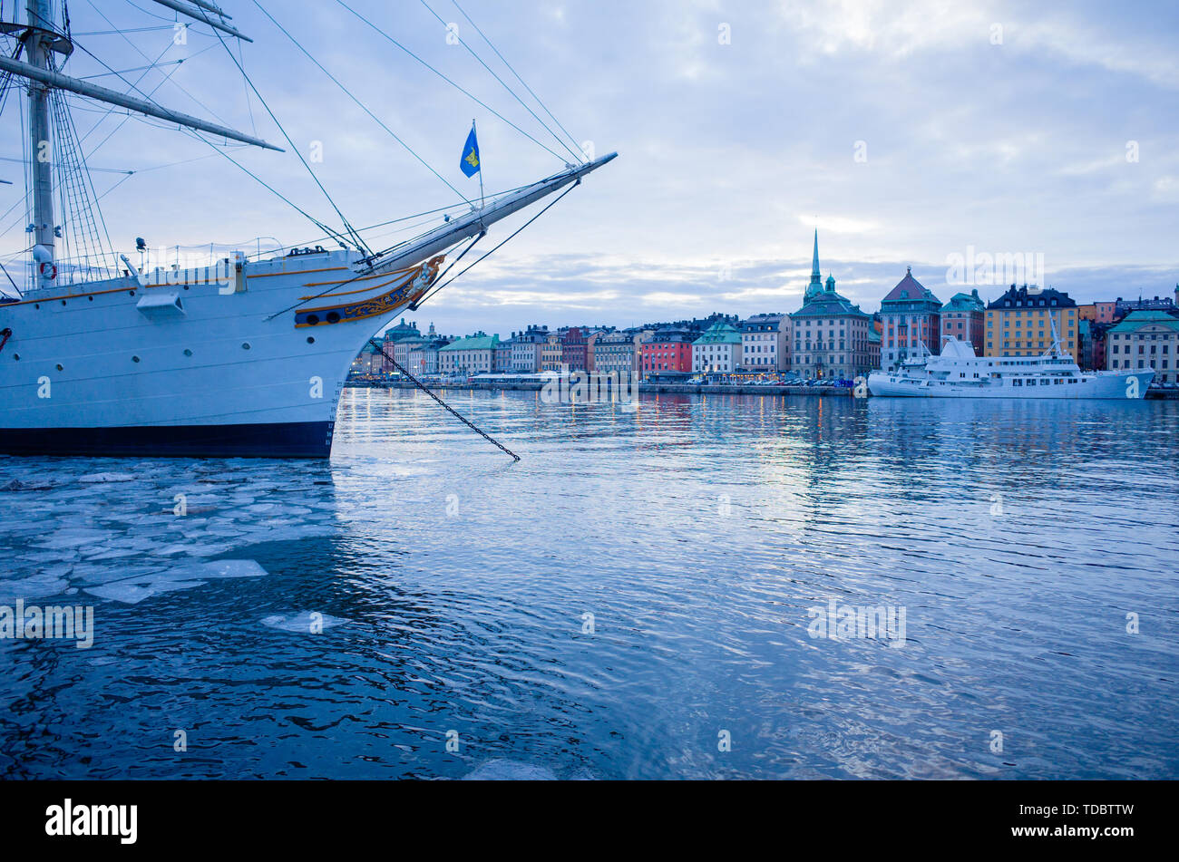 Vue d'hiver de la vieille ville de Stockholm, Gamla Stan, et avec l'église de Riddarholm restes de glace sur la mer Baltique. Les chambres sont disponibles sur le Banque D'Images