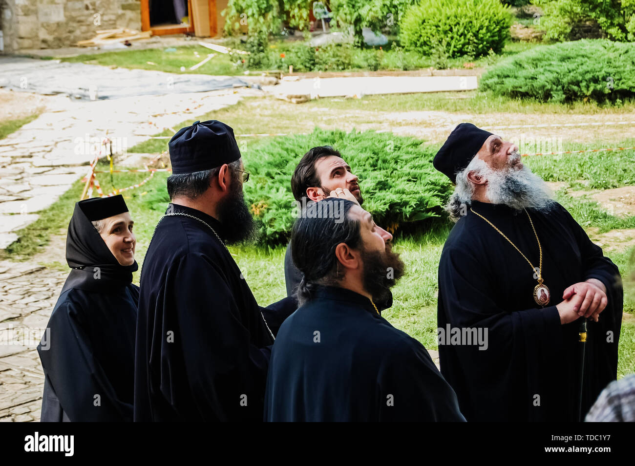 La Bucovine, Roumanie - juin 5, 2019 : les moines orthodoxes d'admirer quelques peintures dans un monastère de Bucovine. Banque D'Images