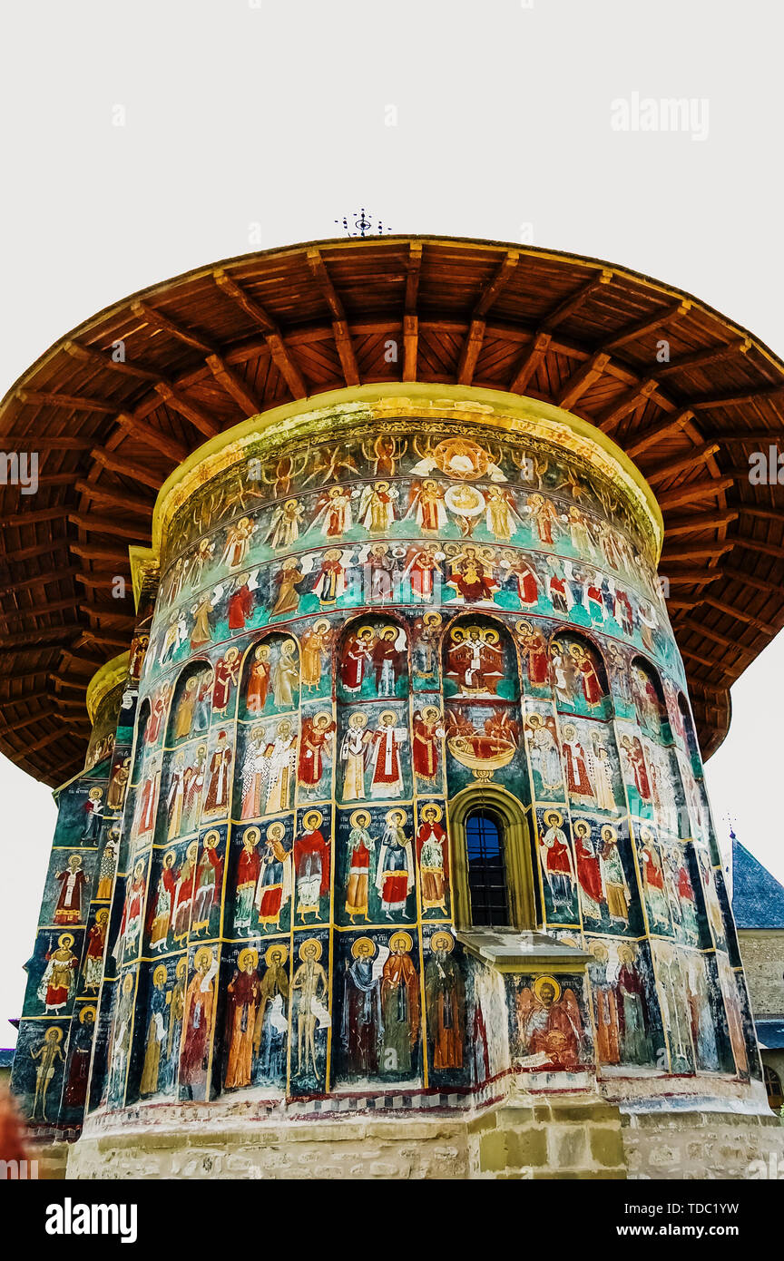 La Bucovine, Roumanie - juin 5, 2019 : peintures à fresques de motifs colorés, religieux, chrétien orthodoxe dans les monastères de Bucovine. Banque D'Images