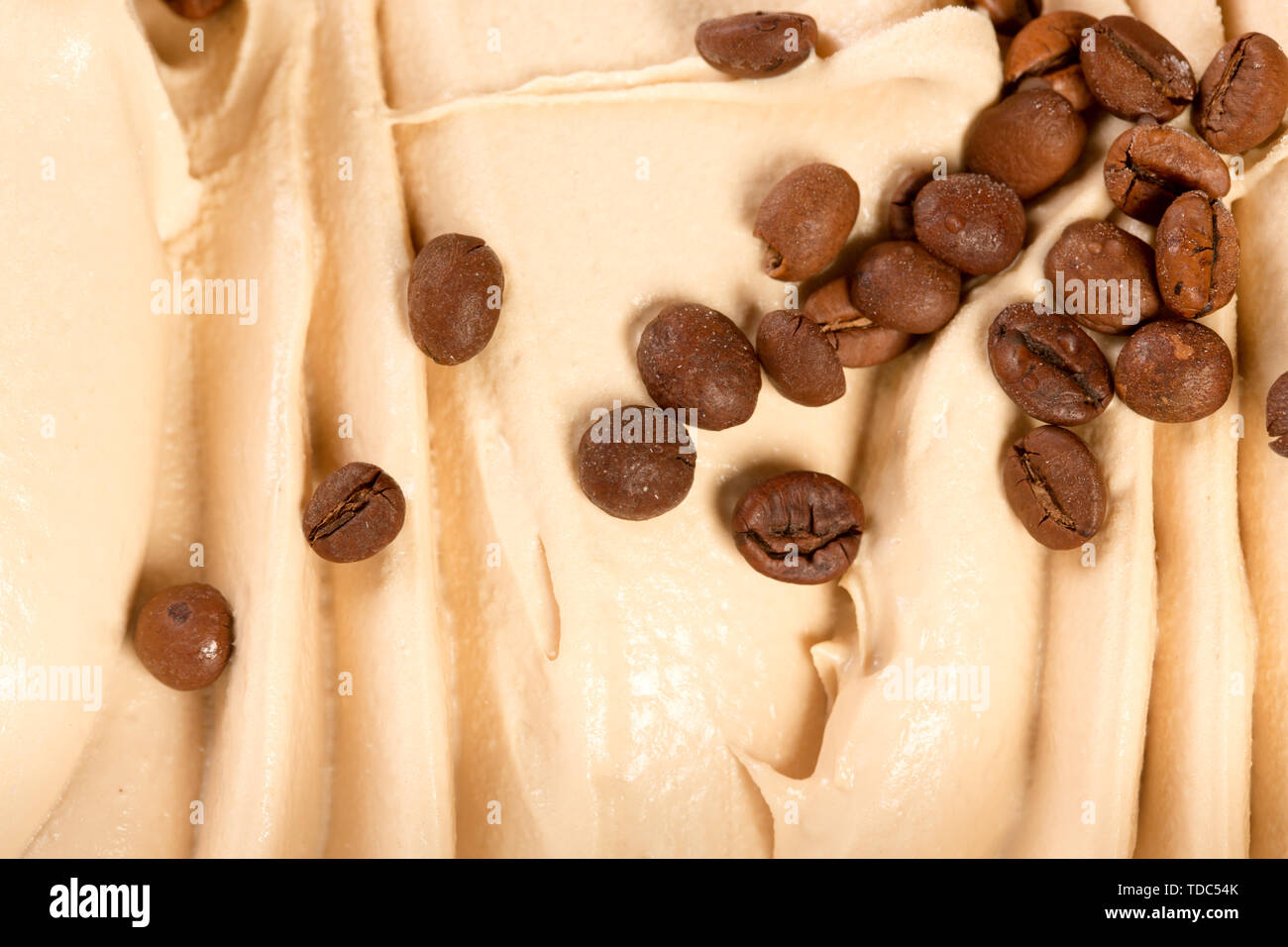 Glace vanille crème onctueuse parfumée au café torréfié, d'être servi comme un dessert savoureux congelé, close-up. Banque D'Images