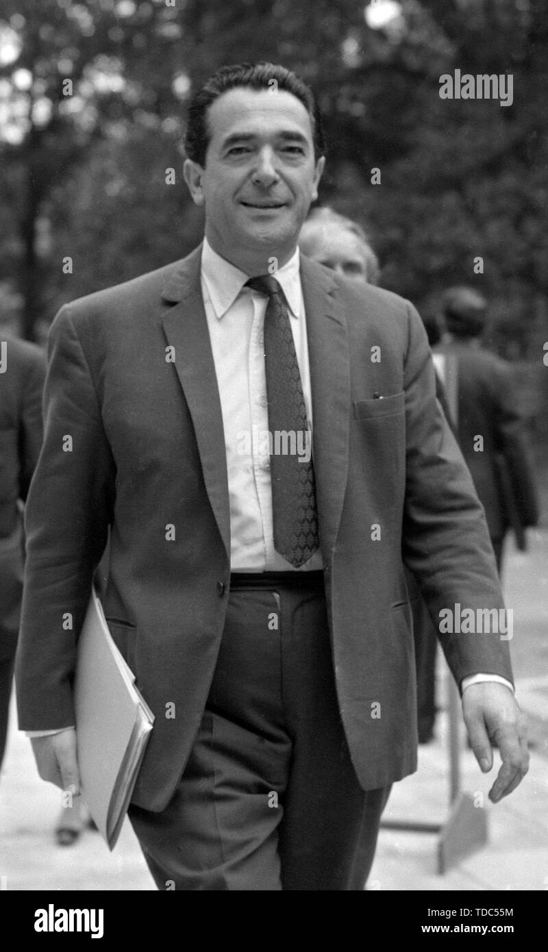 Robert Maxwell, ancien président du Pergamon Press, arrivant pour l'assemblée générale annuelle de la compagnie à Headington Hill Hall, à Oxford. Banque D'Images