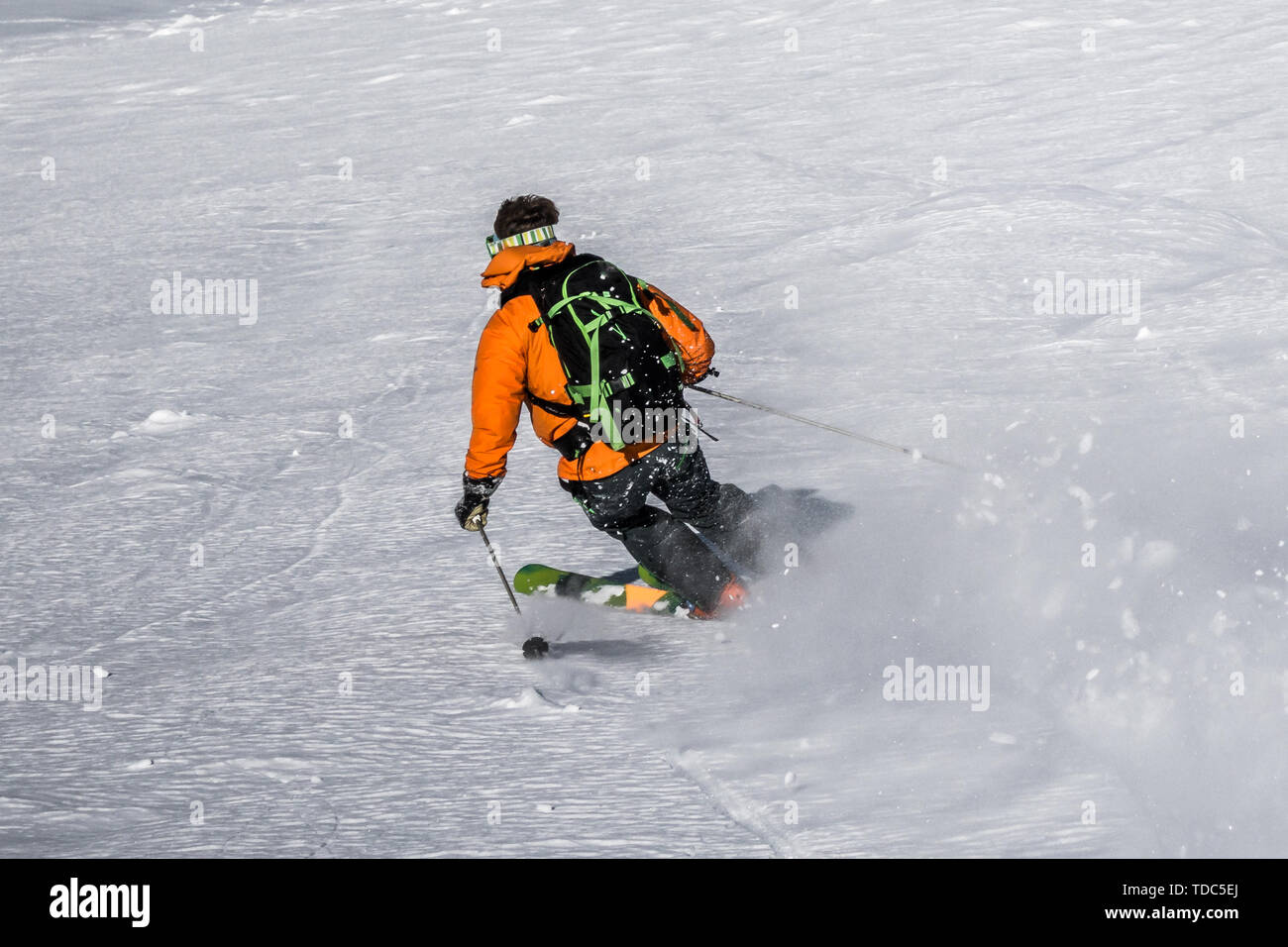 Skieur freeride en pente de montagne couverte de neige en hiver, faire les premières traces dans la neige vierge intacte Banque D'Images