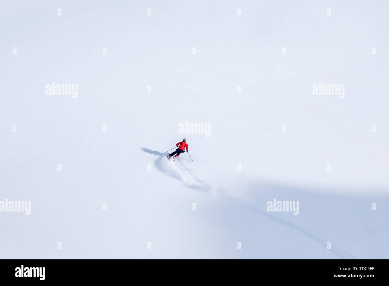 Skieur freeride en pente de montagne couverte de neige en hiver, faire les premières traces dans la neige vierge intacte Banque D'Images