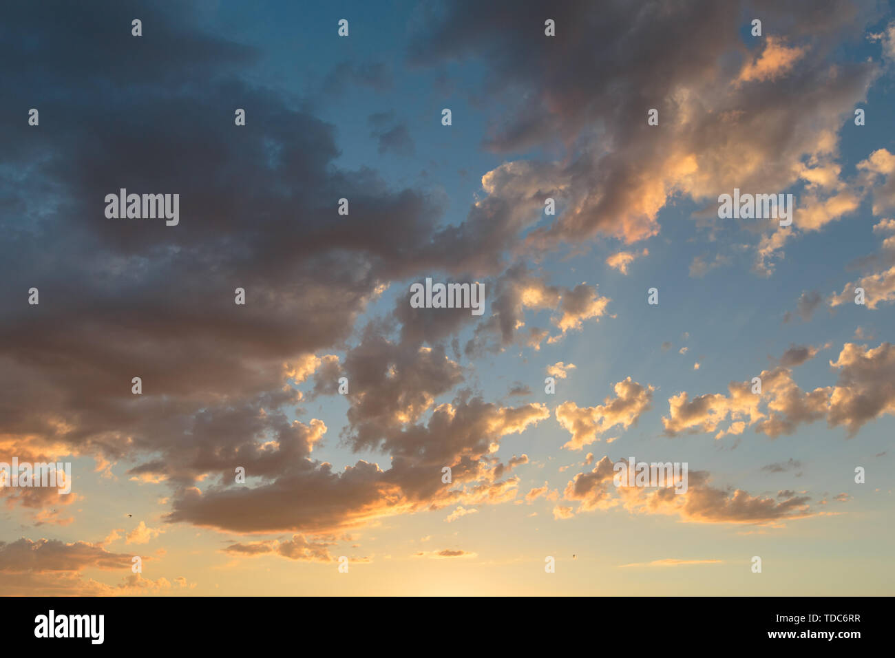 Photo de nuages colorés pendant le coucher du soleil sur un ciel bleu Banque D'Images