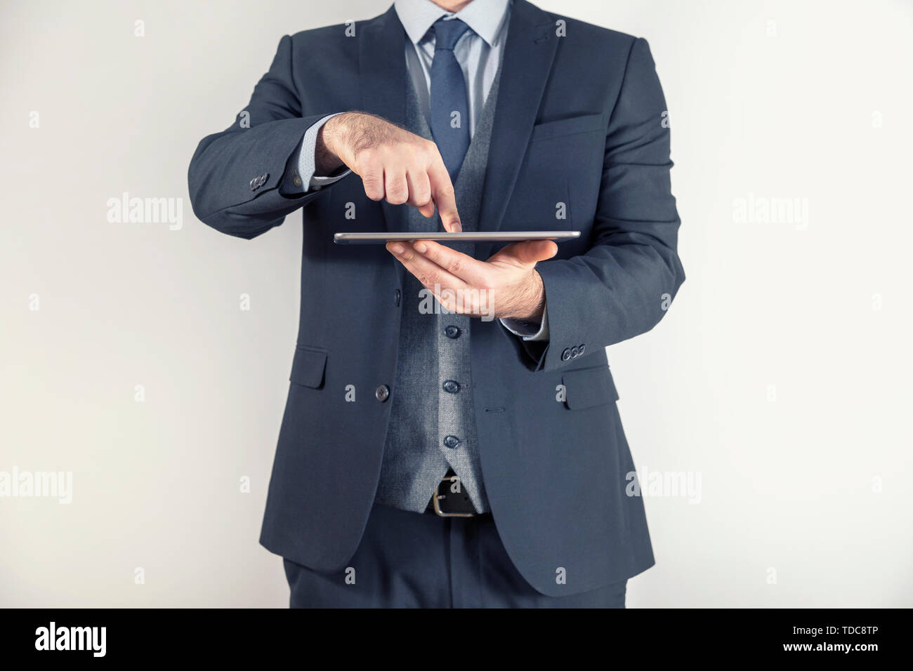 Homme d'affaires travaillant sur tablette. Homme en costume Banque D'Images