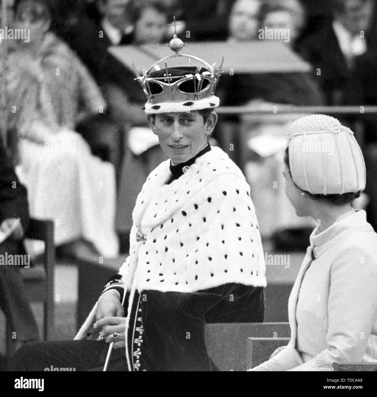 Le Prince de Galles, portant une couronne d'or du 20e siècle et du manteau d'hermine, une partie de l'insigne de sa principauté et comté de Chester, après son investiture au château de Caernarfon. Banque D'Images