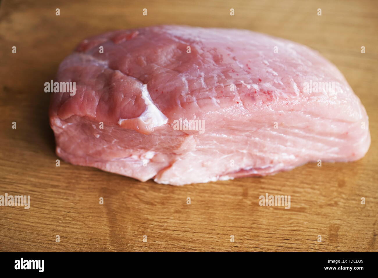 La viande de porc fraîche sur une planche à découper, Beef Carbonade cou de porc Banque D'Images