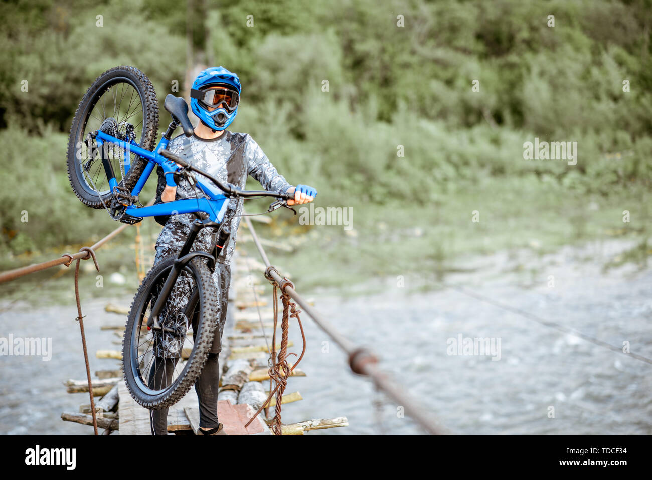 Bien Equipee Professionnelle Comptable Cycliste Velo Sur L Ancien Pont En Bois Dans Les Montagnes Concept D Un Velo De Freeride Et Off Road Photo Stock Alamy