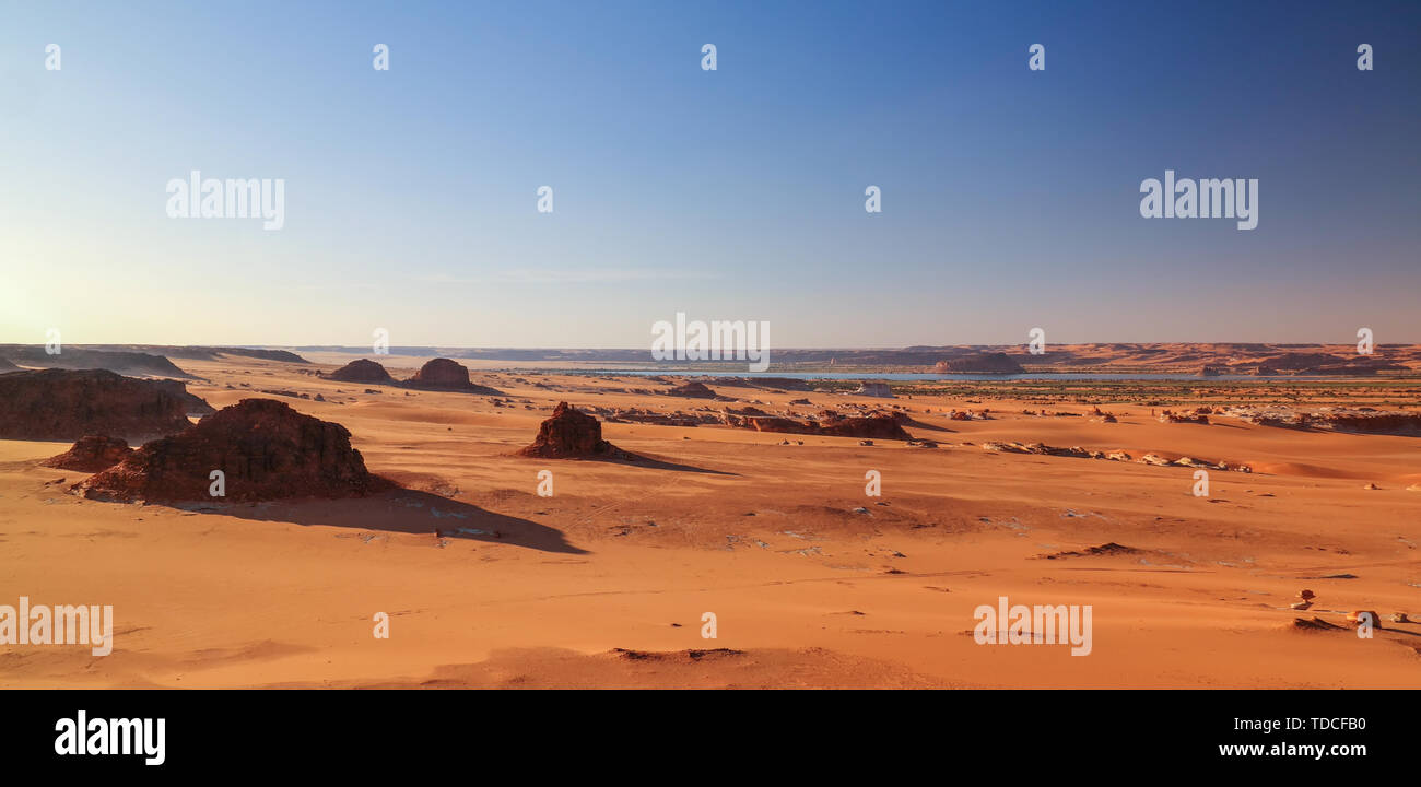 Vue panoramique vue Aérienne pour Ahoita Daleyala Djiara, lacs, et Boukkou groupe d'Ounianga Serir lacs au coucher du soleil , l'Ennedi, Tchad Banque D'Images