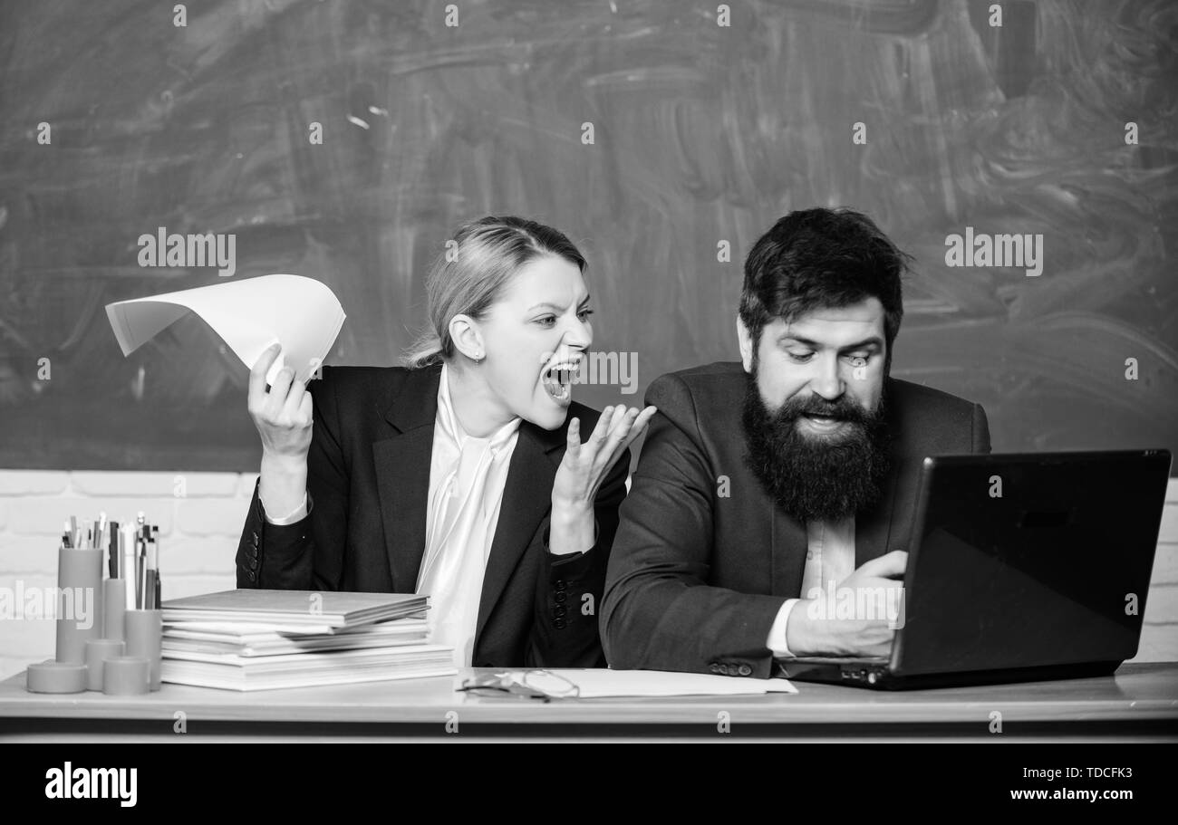 Travail sur papier. La vie de bureau. retour à l'école. L'éducation informelle. business couple utilisation ordinateur portable et documents. L'enseignant et l'élève sur examen. d'affaires et secrétaire en colère. La préparation des étudiants aux examens. Banque D'Images Travail sur papier. La vie de bureau. retour à l'école. L'éducation informelle. business couple utilisation ordinateur portable et documents. L'enseignant et l'élève sur examen. d'affaires et secrétaire en colère. La préparation des étudiants aux examens. Banque D'Images