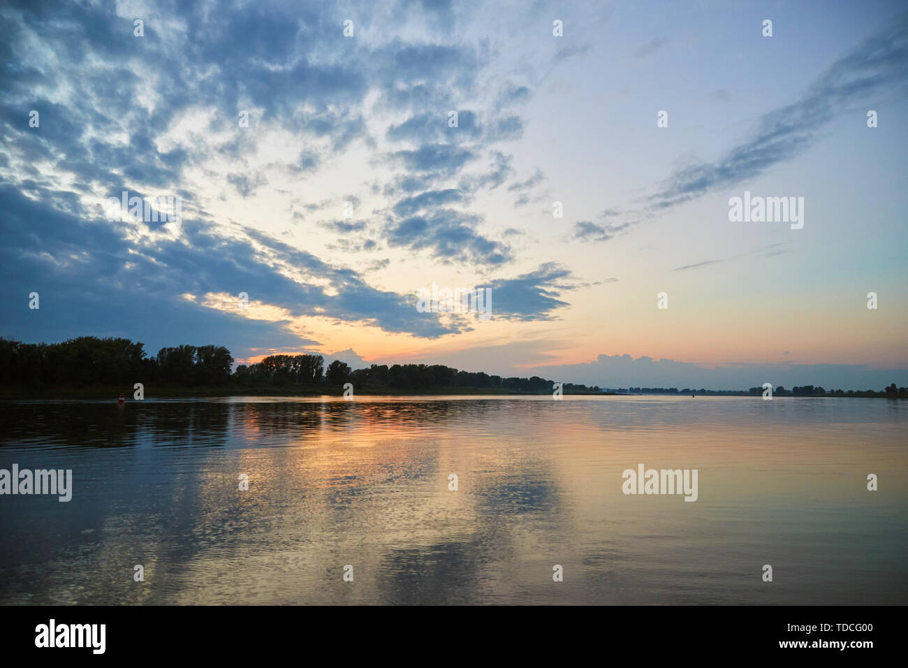 Magnifique coucher de soleil sur la Rivière Blanche avec les nuages reflètent dans l'eau. Bachkirie, Russie Banque D'Images