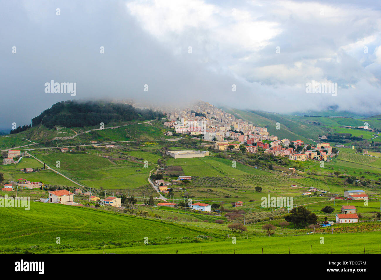 Magnifique vue sur village Gangi en Sicile, Italie, photographié par temps brumeux. La ville historique est situé sur le haut de la colline. Paysage de la campagne verdoyante. Le brouillard. Campagne sicilienne. Banque D'Images