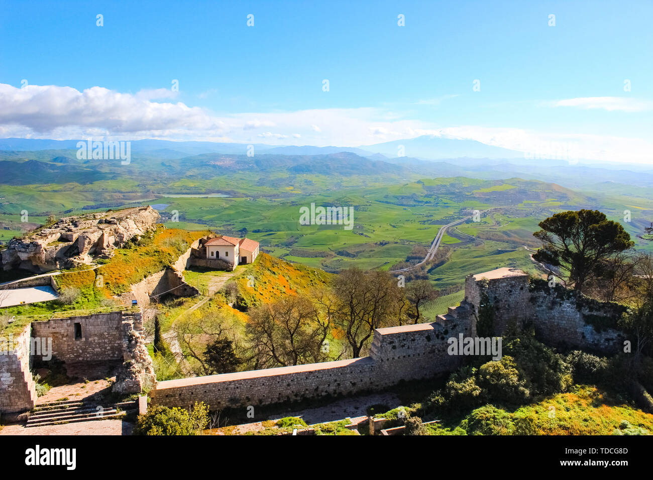 Murs de la Lombardie Château à Enna, Sicile. L'époque normande avec vue sur la belle campagne de fortification et paysage montagnes adjacentes. En arrière-plan d'ossature du Mont Etna. Banque D'Images