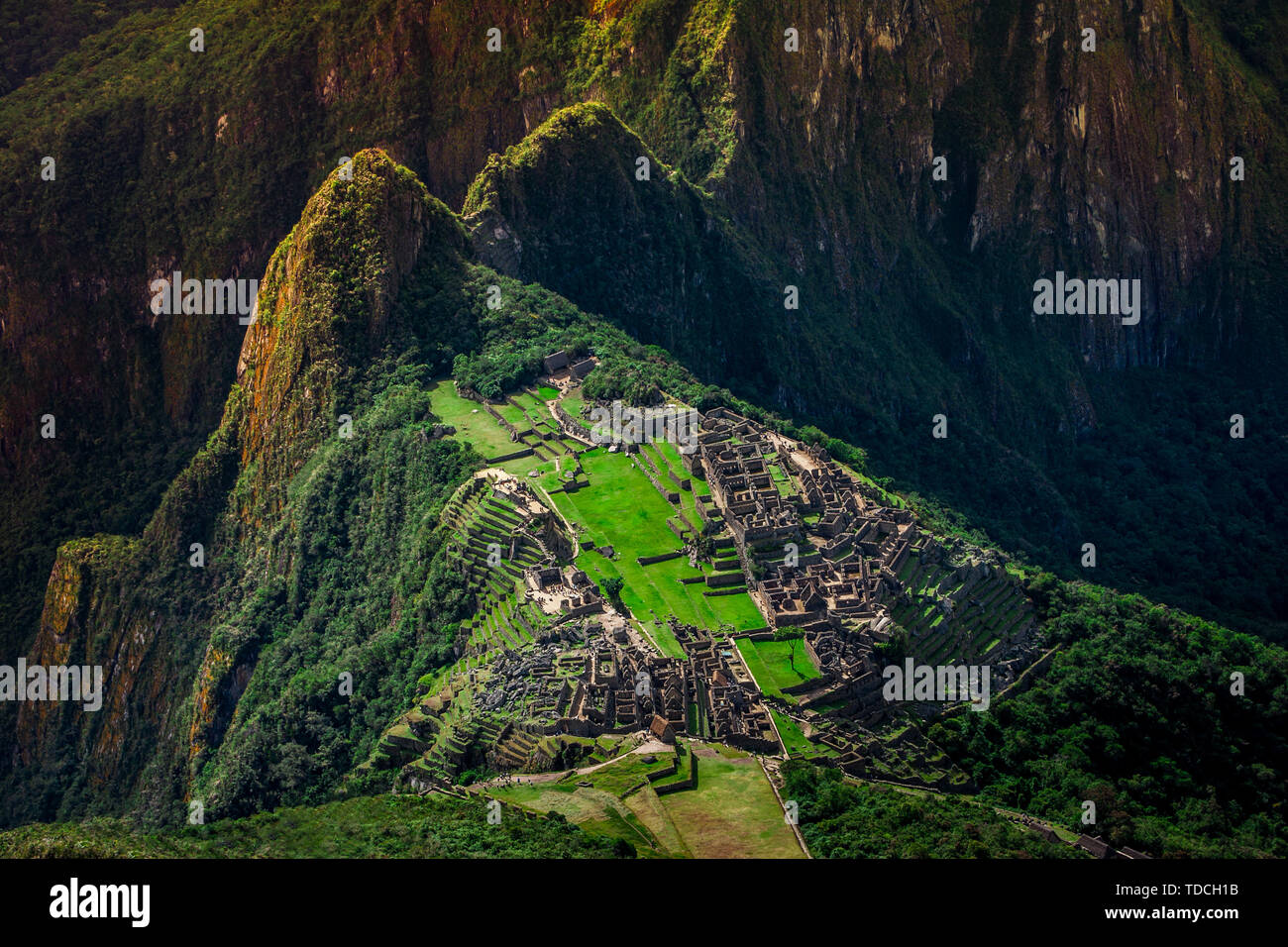 Vue aérienne unique sur le Machu Picchu / Huayna Picchu montagne avec ville sacrée Inca ruins pendant le coucher du soleil. Banque D'Images