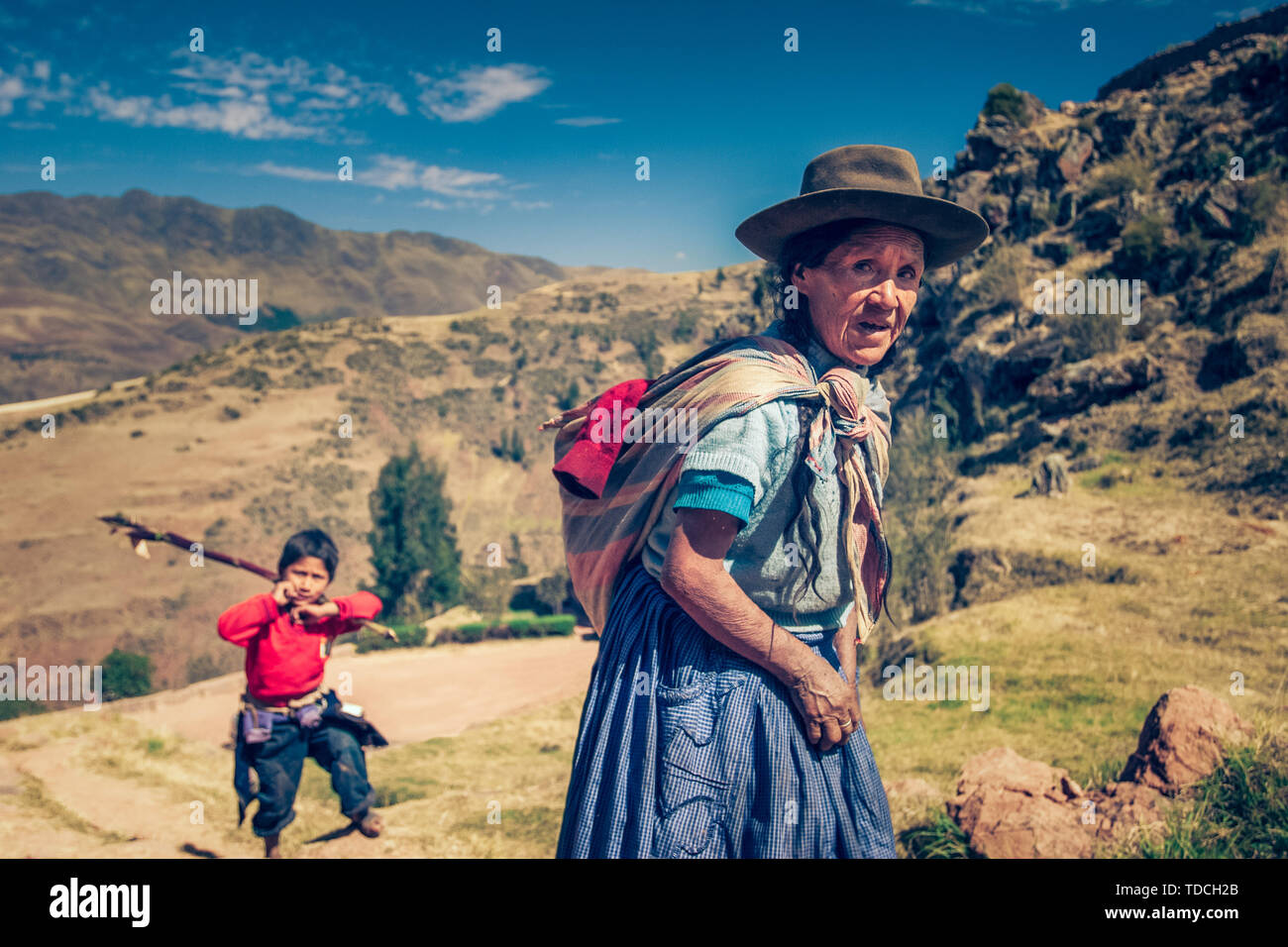 Cusco Pérou - Mai 29,2008 : Portrait de la vieille femme péruvienne indigène dans les montagnes andines dans la robe bleue et chapeau brun. Banque D'Images