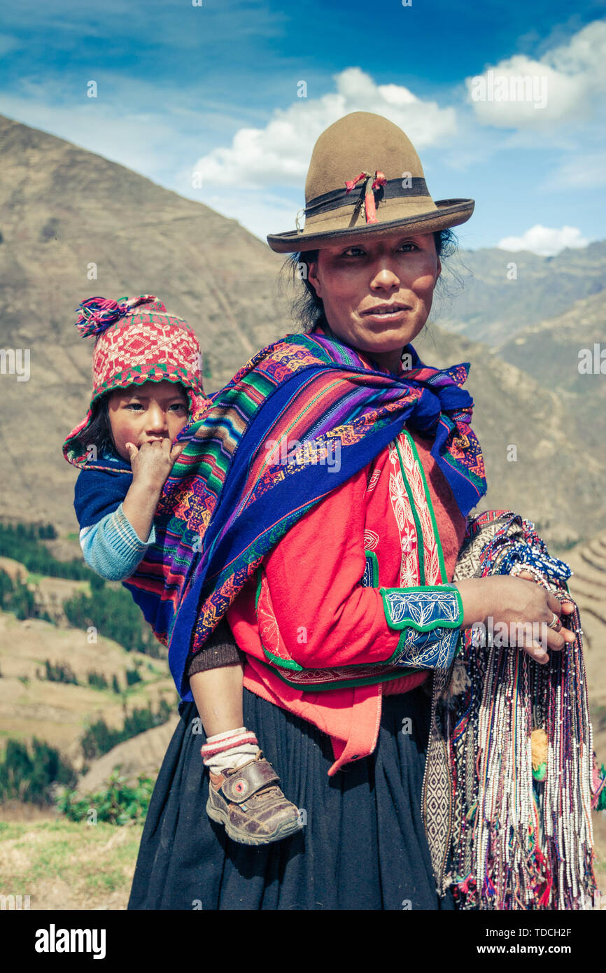 Cusco Pérou - Mai 29,2008 : Portrait de la jeune femme péruvienne dans les montagnes habillés en vêtements traditionnels le. Banque D'Images