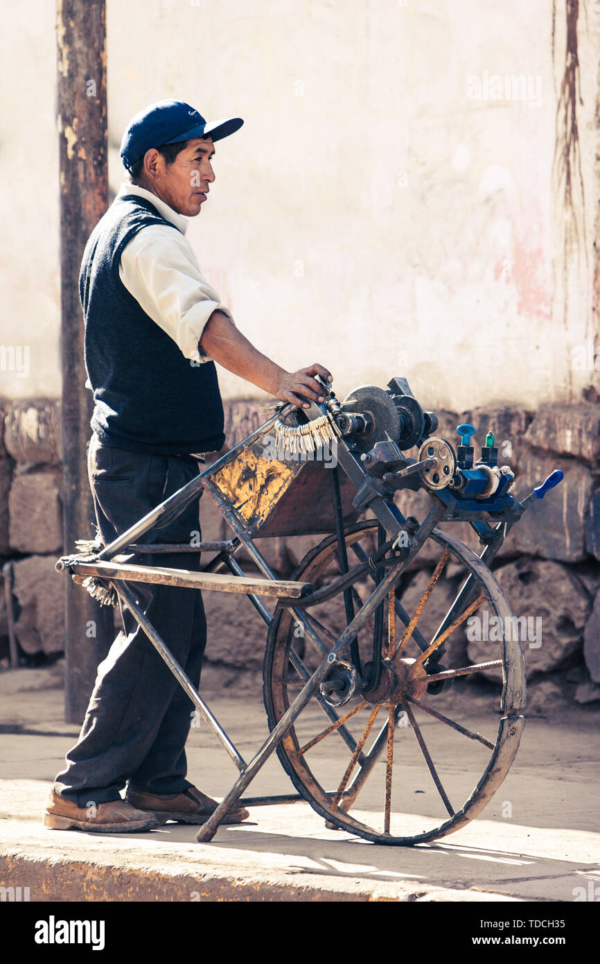 Cusco Pérou - Mai 27,2008 : l'homme, fabricant de clé, serrurier debout sur la rue avec la touche rétro vintage, faisant la machine. Banque D'Images