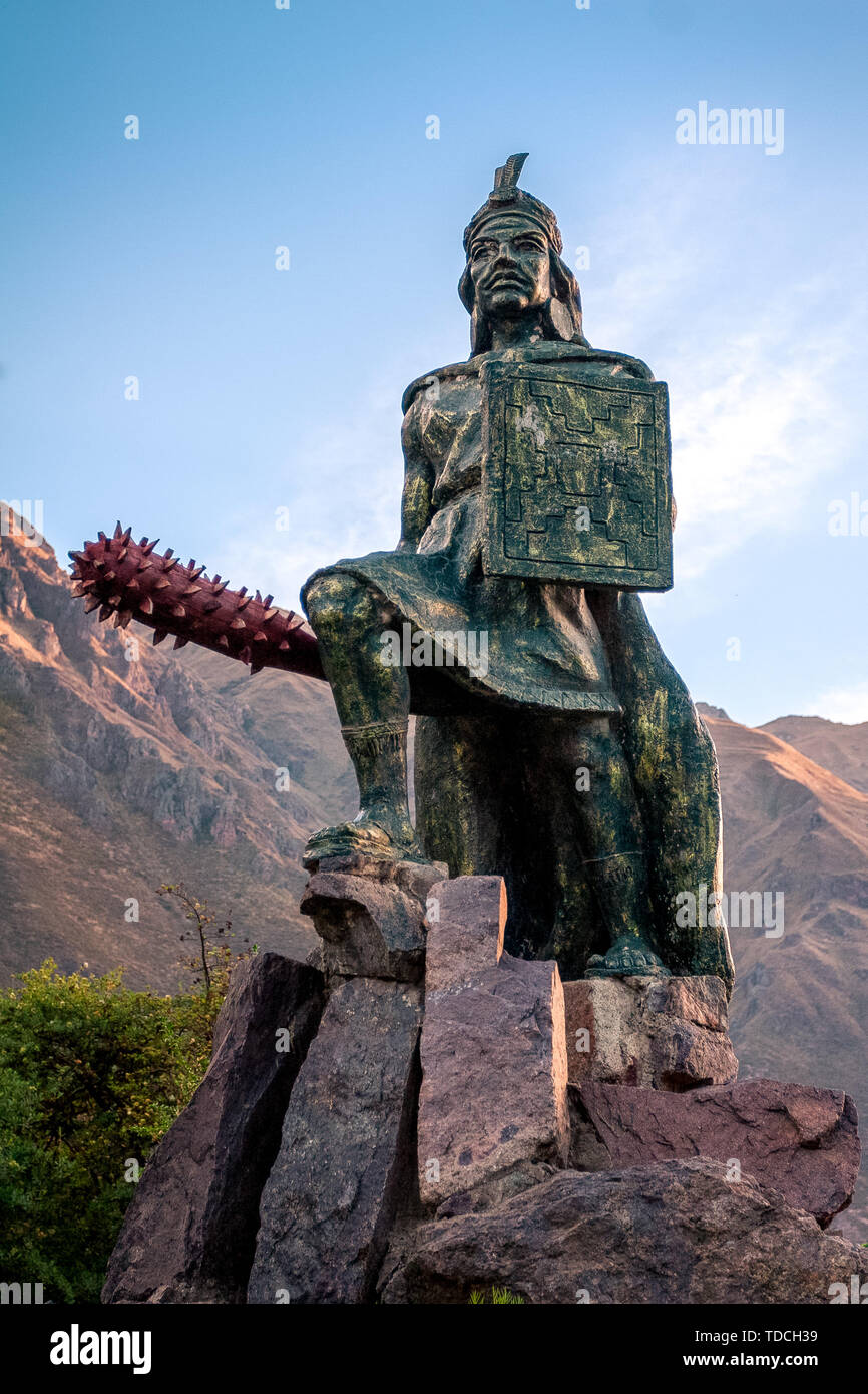 Cusco Pérou - Mai 29,2008 : statue du roi du Pérou Inca Pachacutec holindg grande massue dans sa main. Banque D'Images