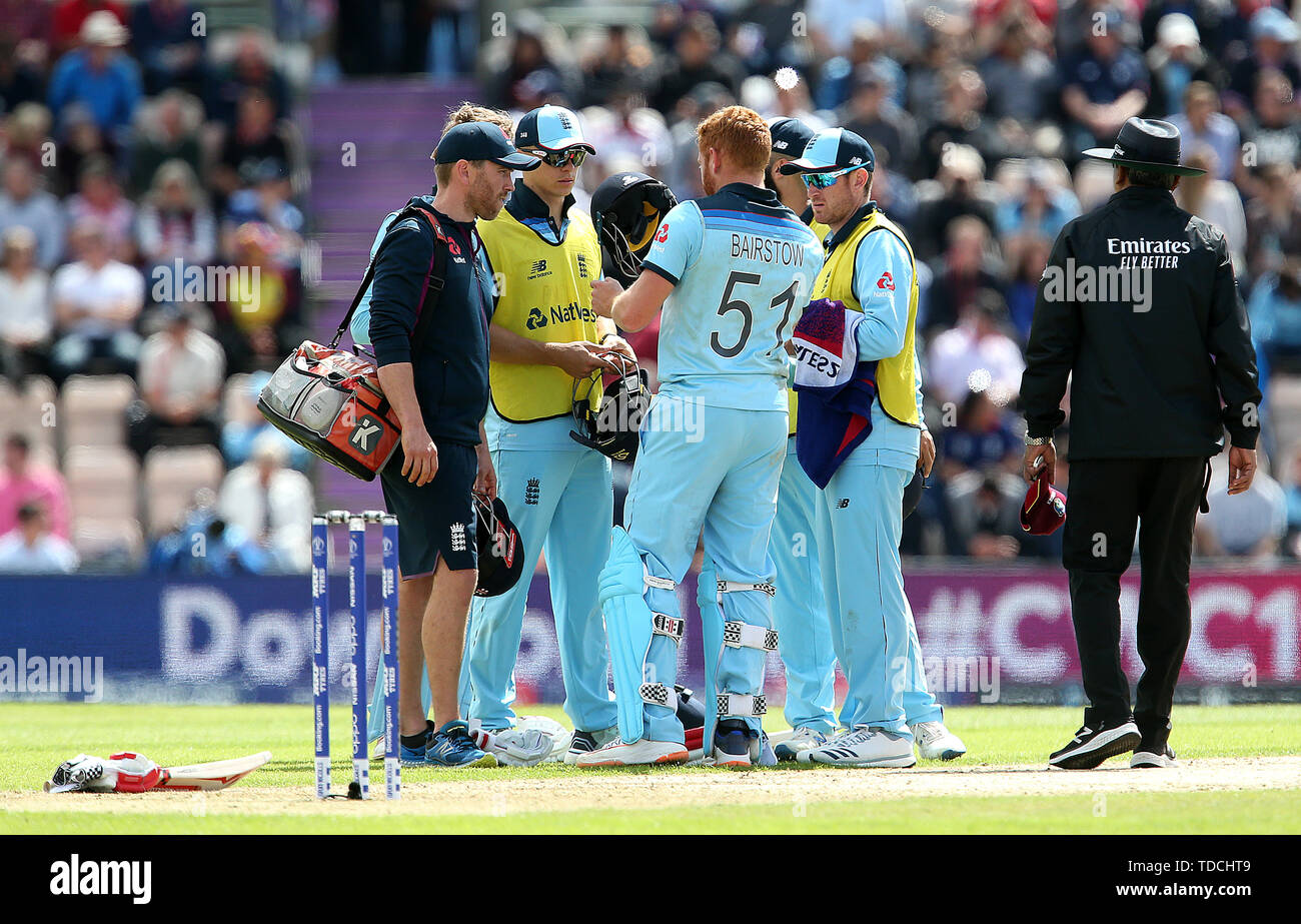 L'Angleterre Jonny Bairstow vérifie son casque après avoir été frappé à la tête par une balle au cours de l'ICC Cricket World Cup phase groupe match à l'Hampshire Bol, Southampton. Banque D'Images