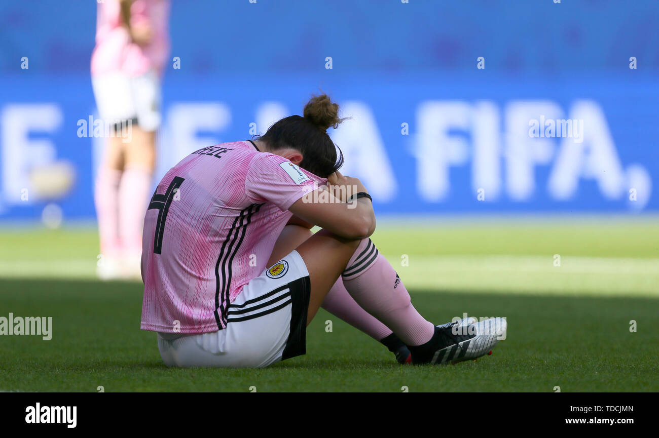 Scotland's Rachel Corsie apparaît abattu après le coup de sifflet final de la Coupe du Monde féminine de la fifa, Groupe d match au parc Roazhon, Rennes. Banque D'Images