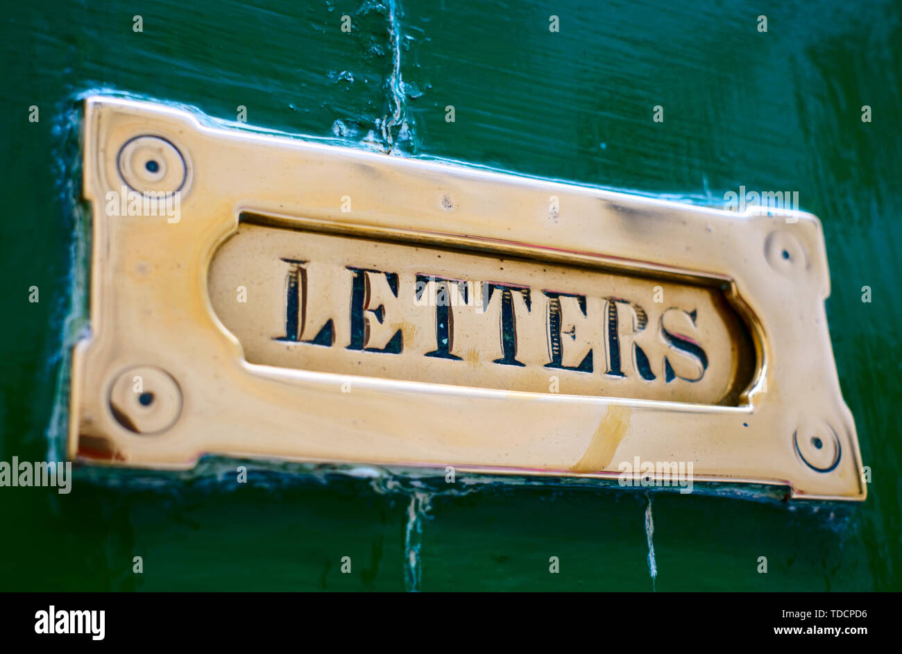 Lettre laiton fort dans la vieille porte peinte, close-up Banque D'Images