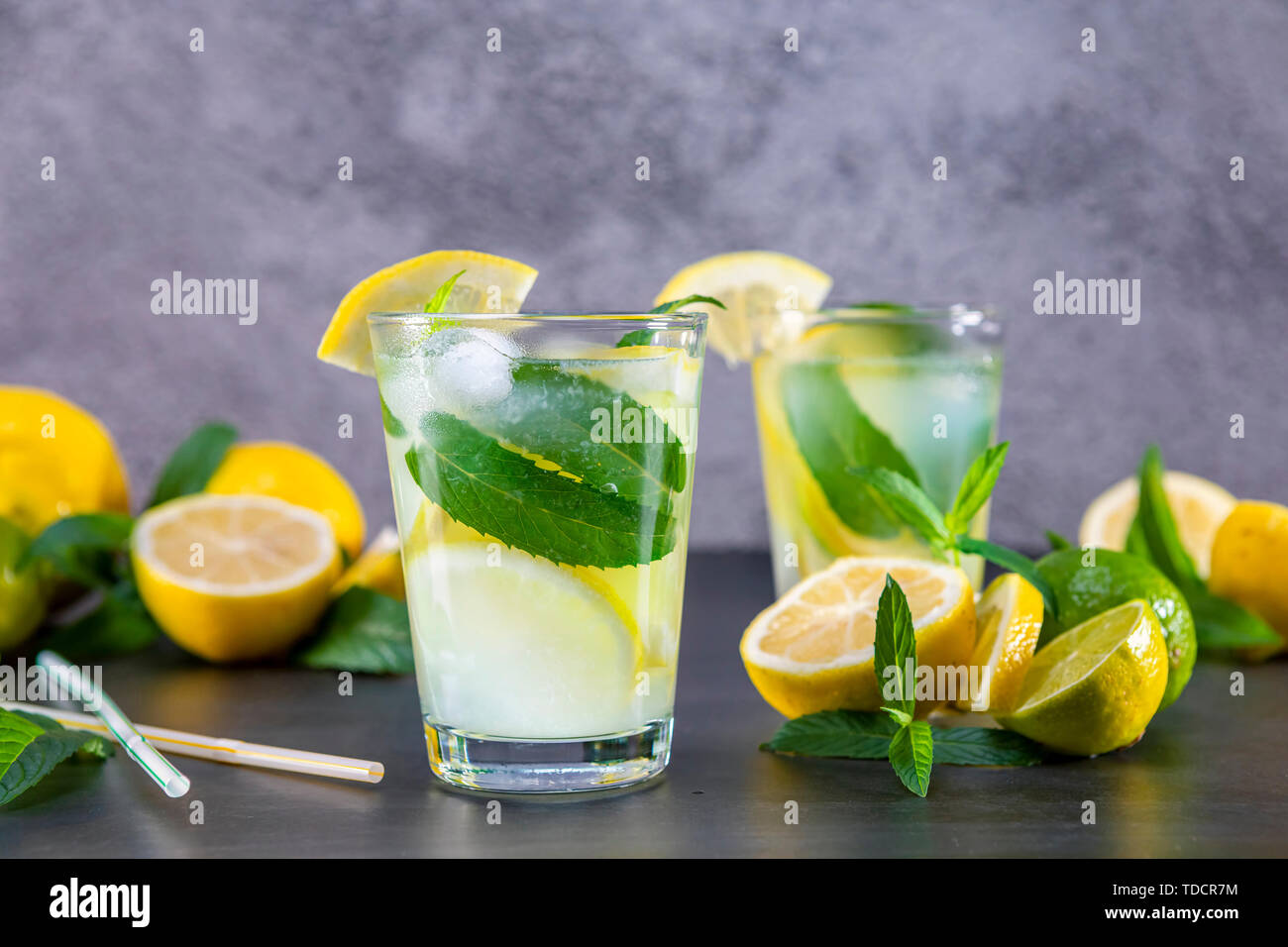 Rempli de limonade d'été à la menthe dans un verre sur un fond noir et gris. Se concentrer sur le verre. Banque D'Images