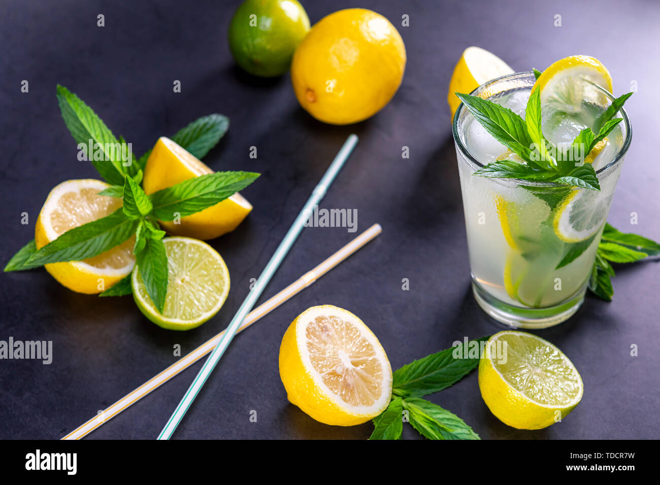 Rempli de limonade d'été à la menthe dans un verre sur un fond noir et gris. L'accent sur lame de verre. Banque D'Images