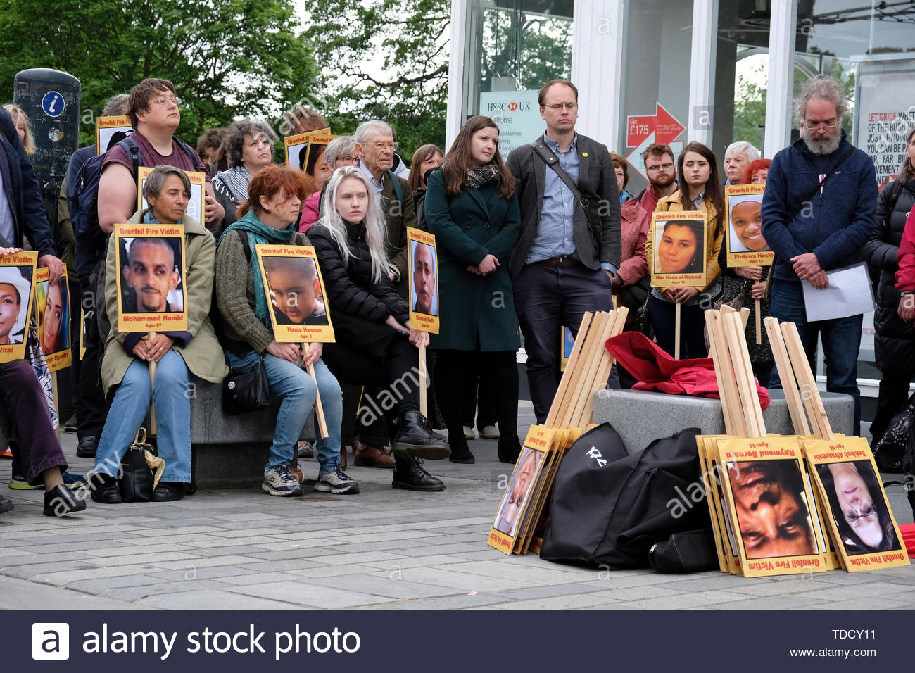 Edinburgh, Ecosse, Royaume-Uni. 14 juin 2019. Manifestations silencieuse pour l'incendie de Grenfell, en catastrophe, Rue du Château d'Édimbourg. Sur le deuxième anniversaire de l'incendie, les militants de Grenfell, tenir une vigile silencieuse. Credit : Craig Brown Banque D'Images