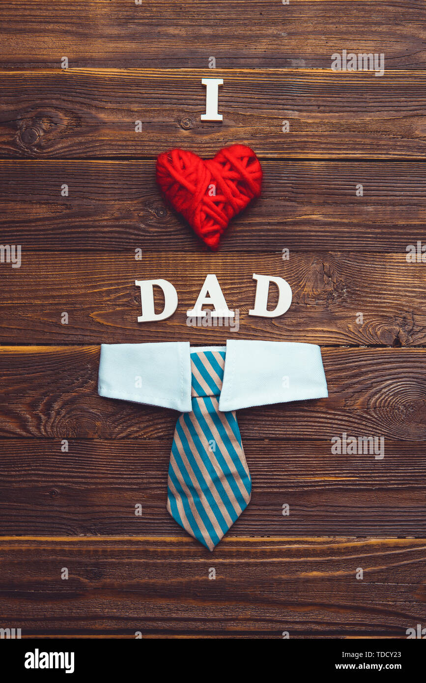 L'inscription je t'aime, papa en lettres blanches. Banque D'Images