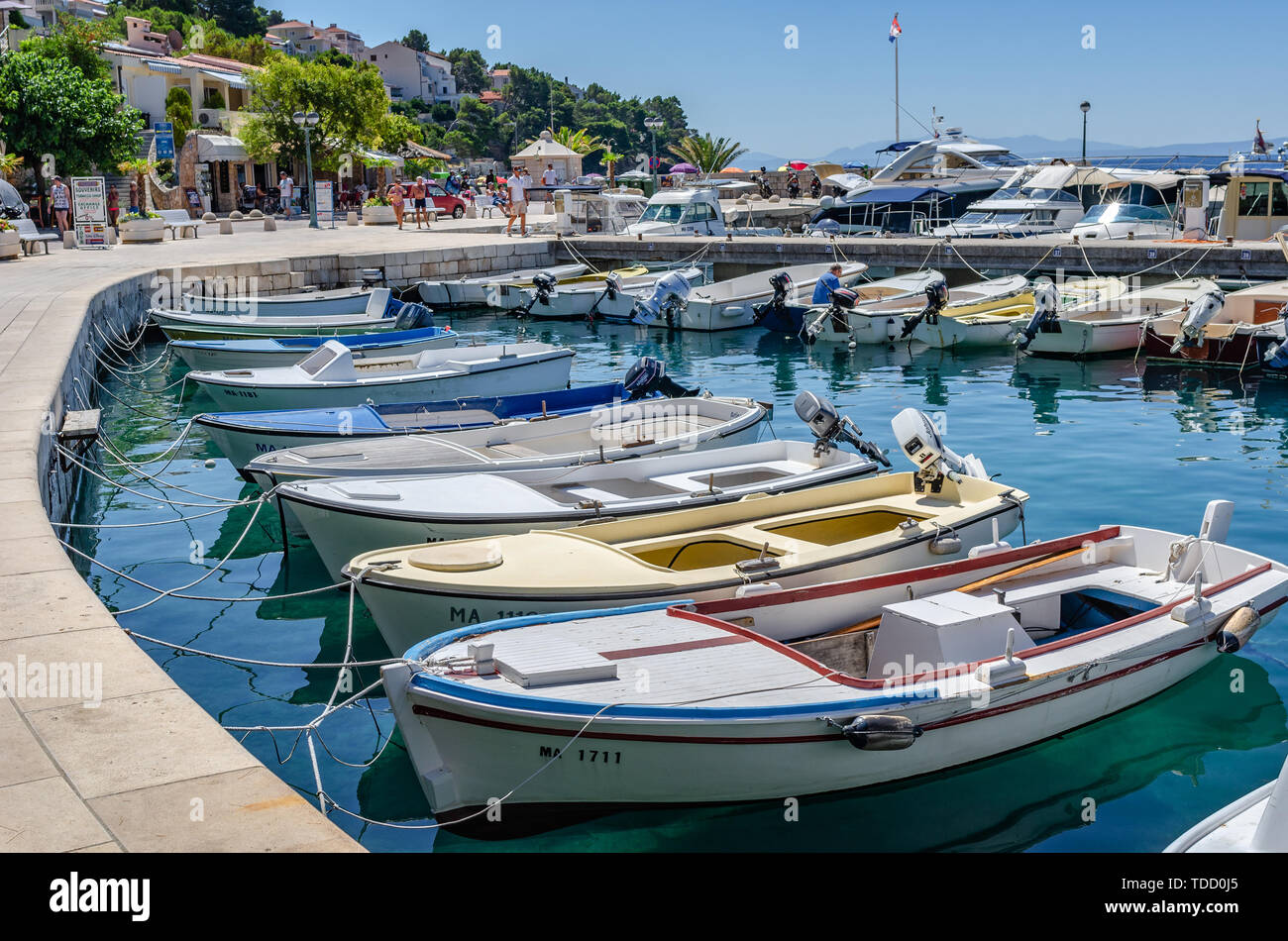 Quai pour les yachts et bateaux à Brela, Croatie. Banque D'Images
