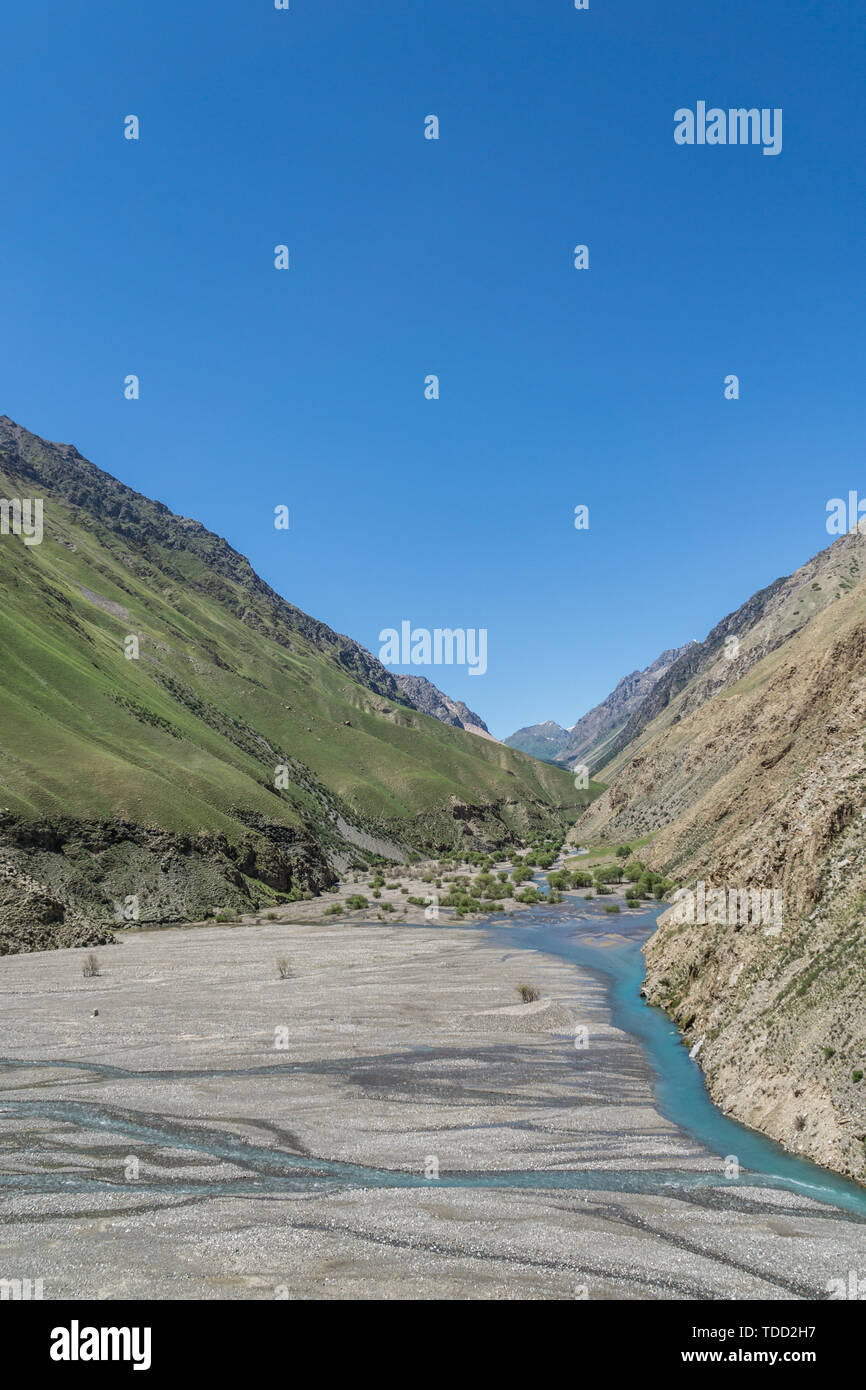 Les prairies alpines le long de la G217 Duku sous l'autoroute l'été, ciel bleu et nuages blancs dans le Xinjiang, Chine Banque D'Images
