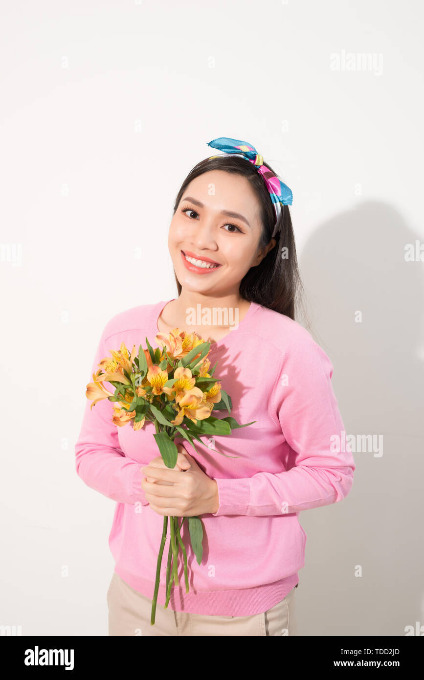 Dents smiling happy woman holding flower . Portrait isolé sur fond blanc. Banque D'Images