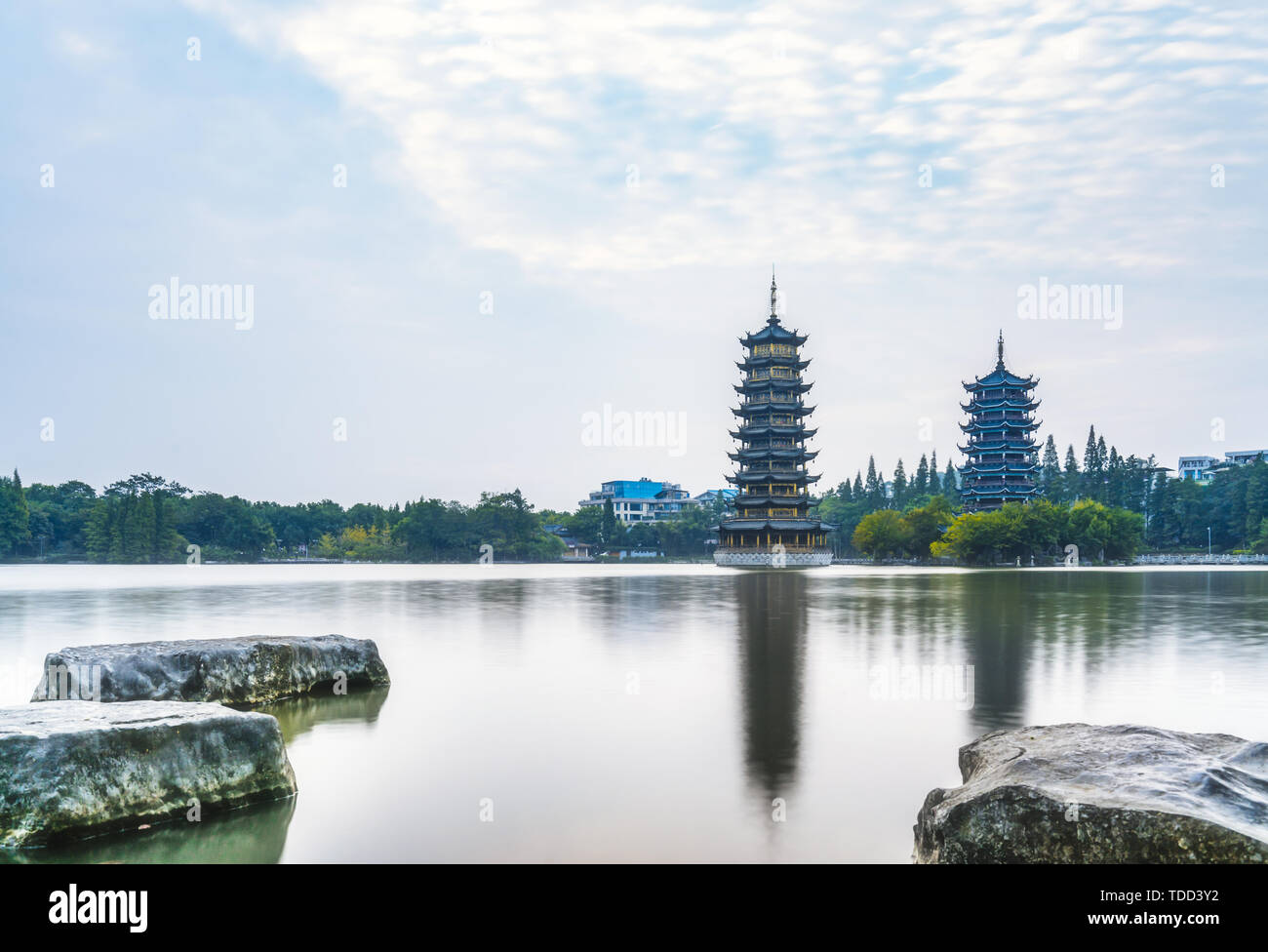 Matin Soleil et lune Twin Towers Parc dans Guilin, Guangxi, Chine Banque D'Images