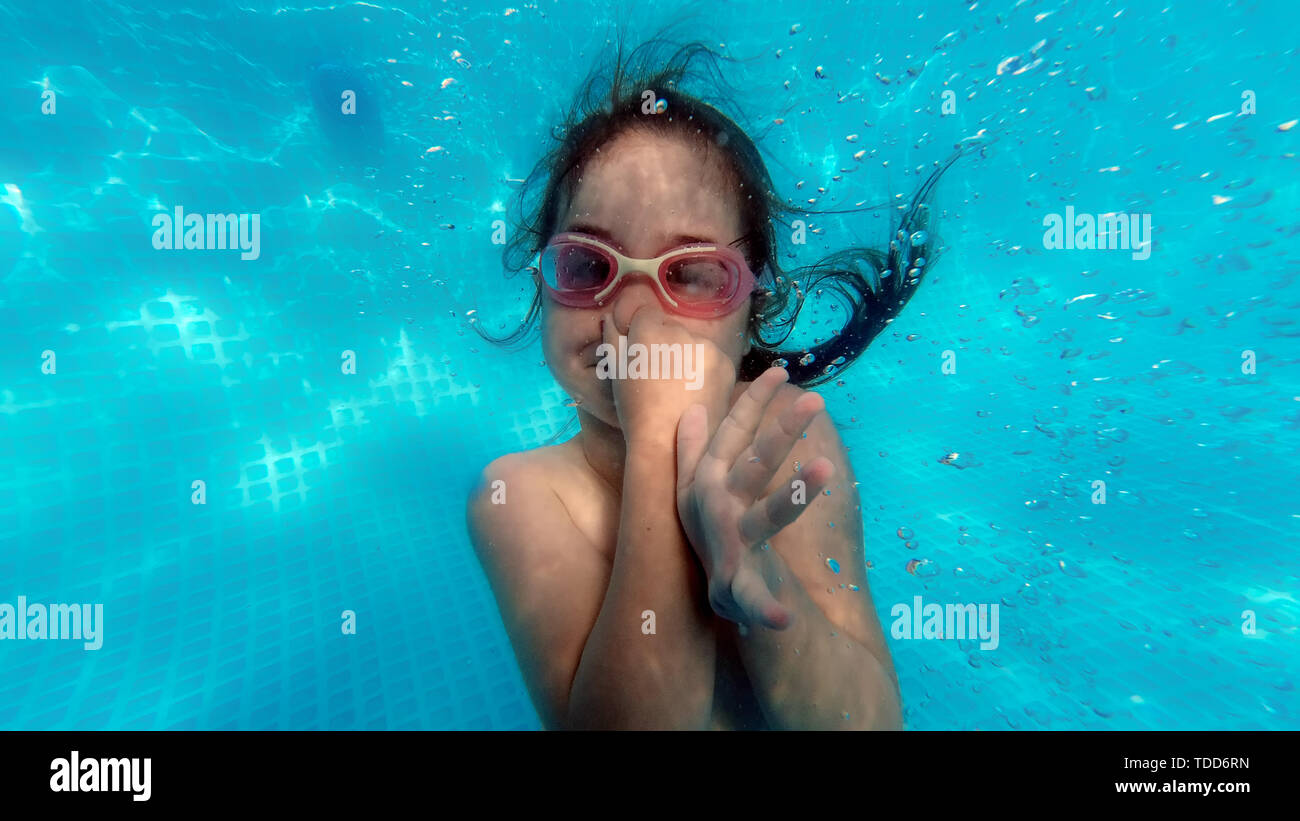 Petite fille nager sous l eau dans la piscine les enfants s amusant en été le port de lunettes