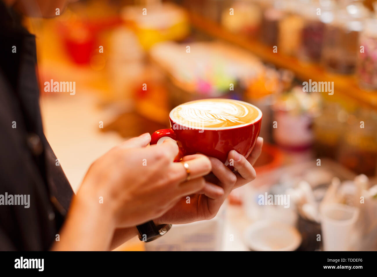 Serveuse et serveur sont en service Banque D'Images