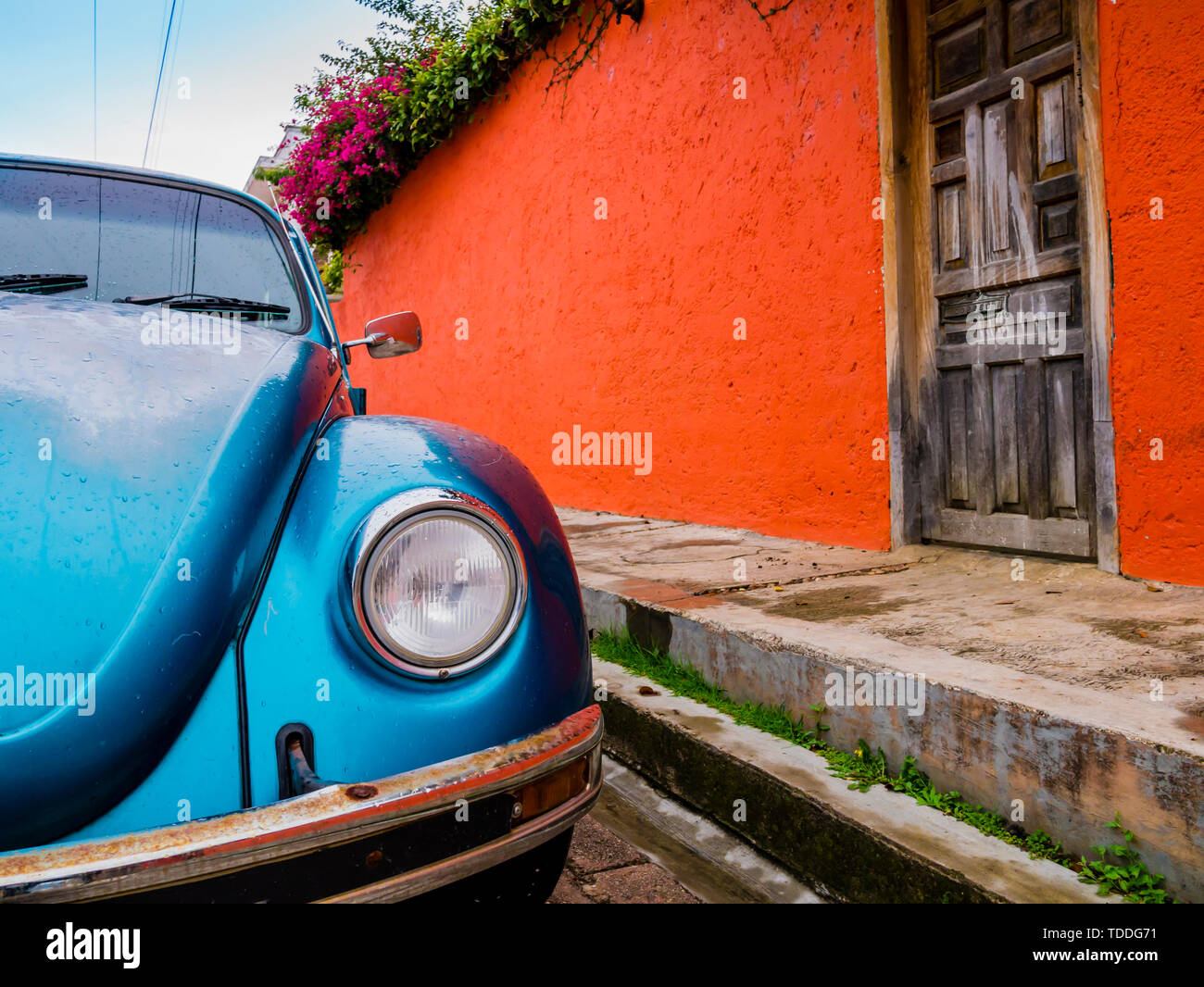 Vieux classique voiture garée dans les rues colorées de San Cristobal de las Casas, Chiapas, Mexique Banque D'Images