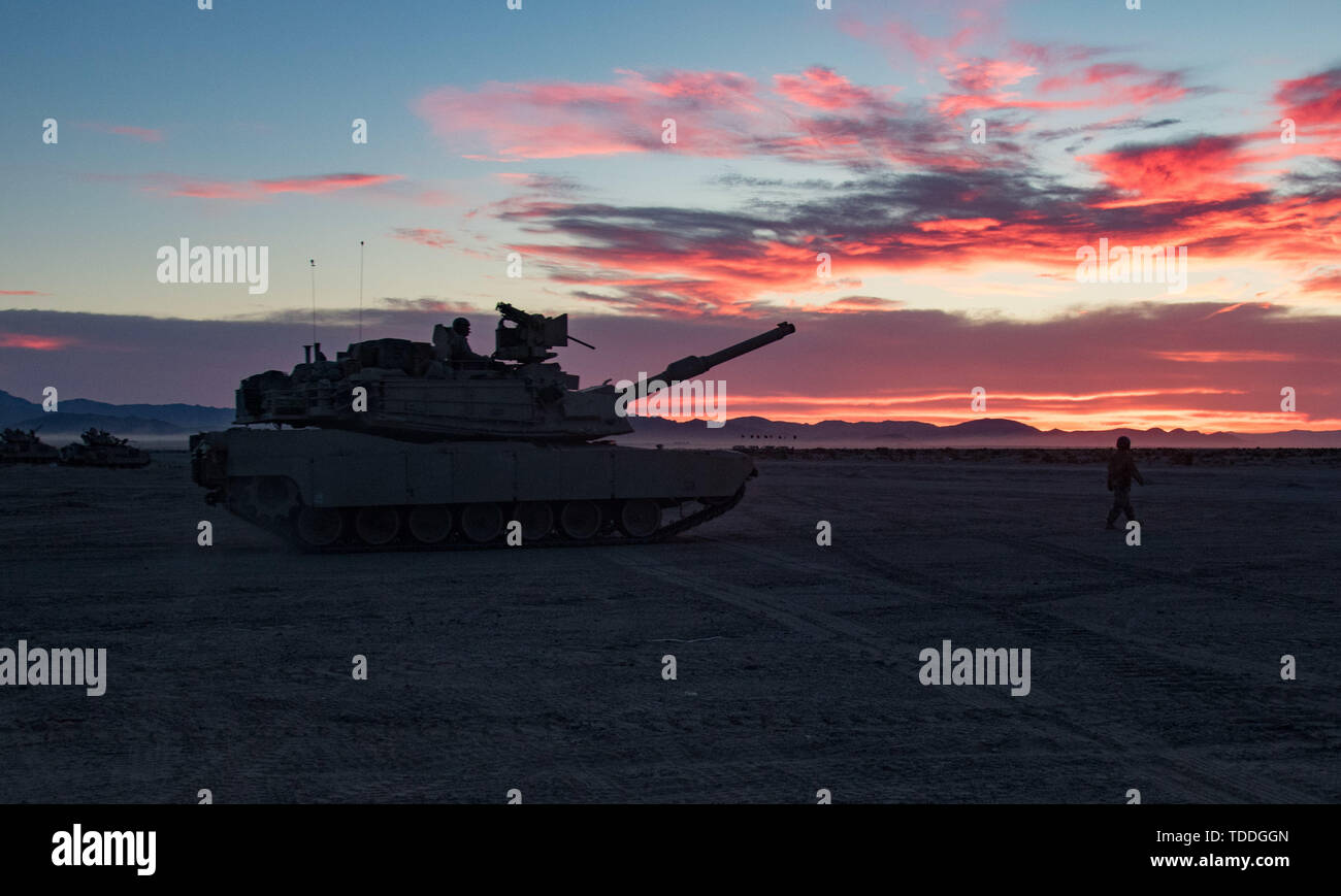 Les derniers jours de la formation rotation 19-08 commencent au Centre National d'entraînement (NTC) à Fort Irwin, en Californie, le 12 juin 2019. Tous les soldats service de réveil avant l'aube pour se préparer aux missions de tir réel. Cette formation prend en charge le 116ème Cavalry Brigade Combat Team à un mois une rotation NTC qui fournit plus de 4 000 militaires de 31 membres, y compris les unités de la Garde nationale de 13 Etats et territoires, avec l'entraînement réaliste de renforcer leur combat, et de soutenir les capacités de soutien. (Photo : Cpl. Alisha, Grezlik Mobile 115e Détachement des affaires publiques) Banque D'Images