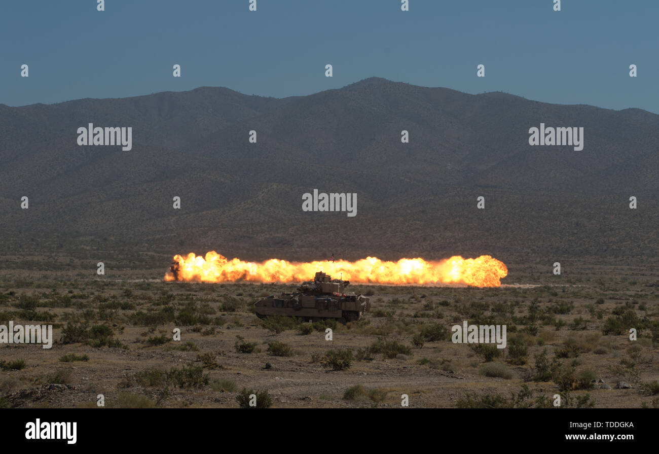 Un véhicule de combat Bradley du 116e bataillon du génie de la Brigade fournit la sécurité comme la M58 charge ligne de déminage (MICLIC), qu'il explose, dégageant un chemin à travers les obstacles défensifs de l'ennemi au Centre National d'entraînement (NTC) à Fort Irwin, en Californie, le 12 juin 2019. Le 116e bataillon du génie est l'ASEB dans la 116e Brigade de cavalerie de l'équipe de combat. Un mois une rotation NTC offre plus de 4 000 membres du service national de 31 membres, y compris les unités de la Garde nationale de 13 États et territoires avec l'entraînement réaliste de renforcer leur soutien et le maintien en puissance de combat, capa Banque D'Images