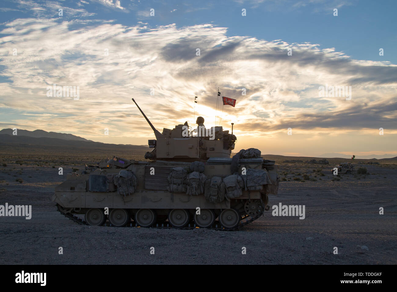 Un véhicule de combat Bradley du 116e bataillon du génie de la Brigade se met en place dans l'aube la lumière pour se préparer à des opérations de tir réel. La 116e BEB prend en charge les opérations de rupture à travers la M1150 Assault Breacher Véhicule qui lance une ligne de déminage (MICLIC) pour frayer un chemin à travers les obstacles défensifs de l'ennemi au Centre National d'entraînement (NTC) à Fort Irwin, en Californie, le 12 juin 2019. Le 116e bataillon du génie est l'ASEB dans la 116e Brigade de cavalerie de l'équipe de combat. Un mois une rotation NTC offre plus de 4 000 membres du service national de 31 membres, y compris les unités de Banque D'Images