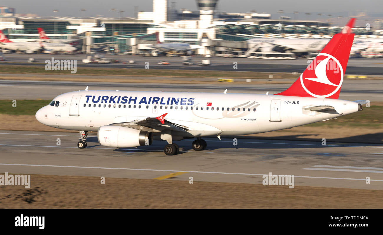 ISTANBUL, TURQUIE - 17 mars 2019 : Turkish Airlines Airbus A319-132 (CN 4629) décolle de l'aéroport Ataturk d'Istanbul. Ta est le porte-drapeau de Turk Banque D'Images